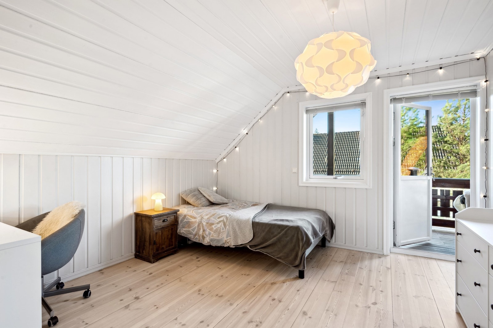 Soverom 2 med utgang til overbygget balkong på ca. 14 kvm Galleribilde