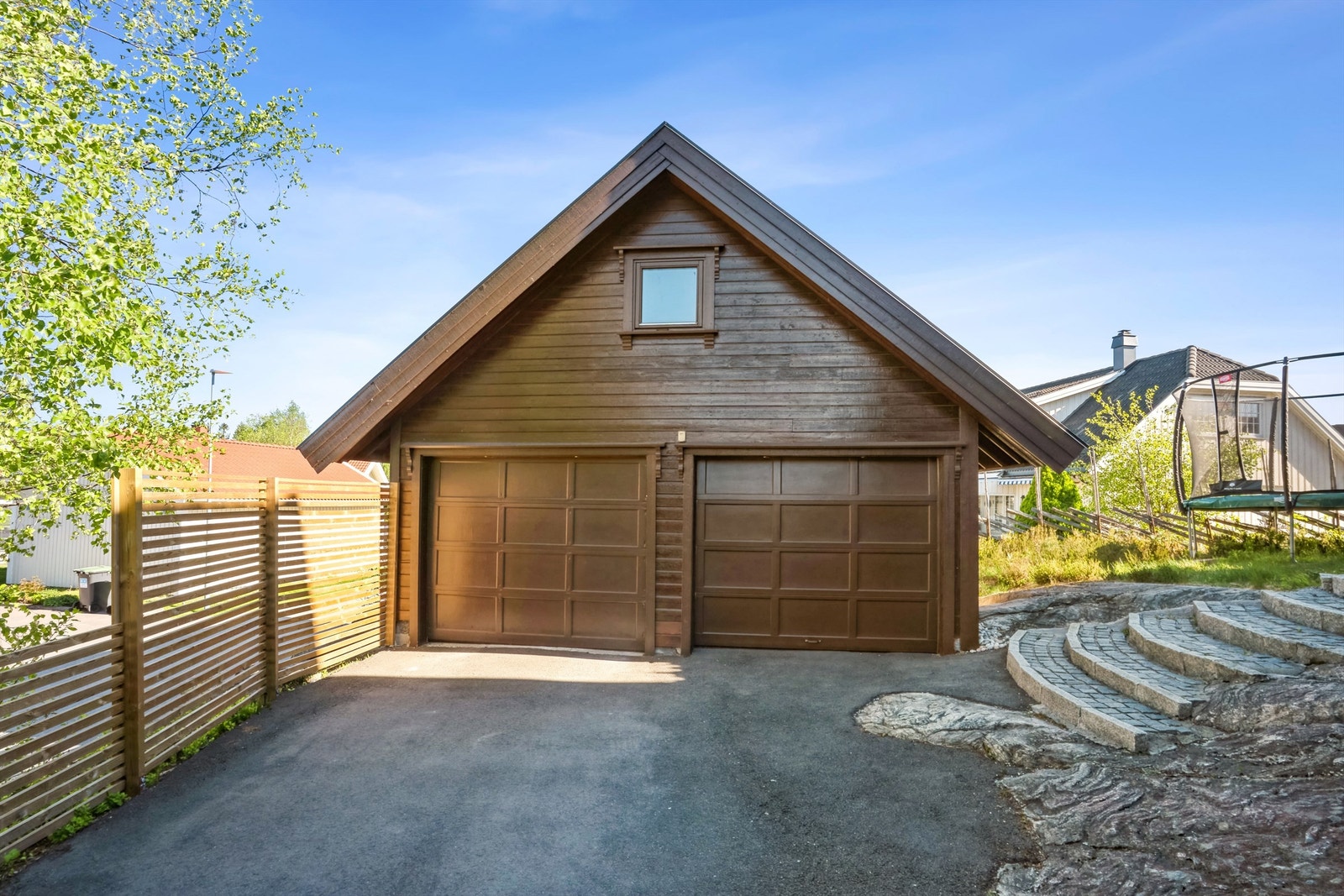 Parkering i dobbeltgarasje samt biloppstillingsplasser på asfaltert gårdsplass Galleribilde