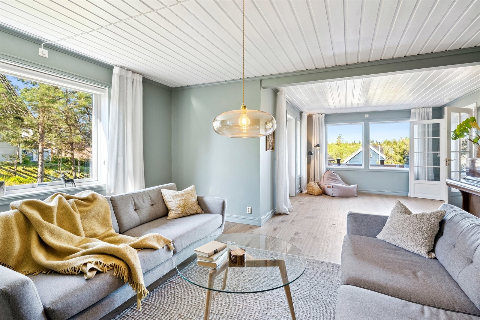 Her er det god plass for sofa-løsning og tilhørende møblement Galleribilde