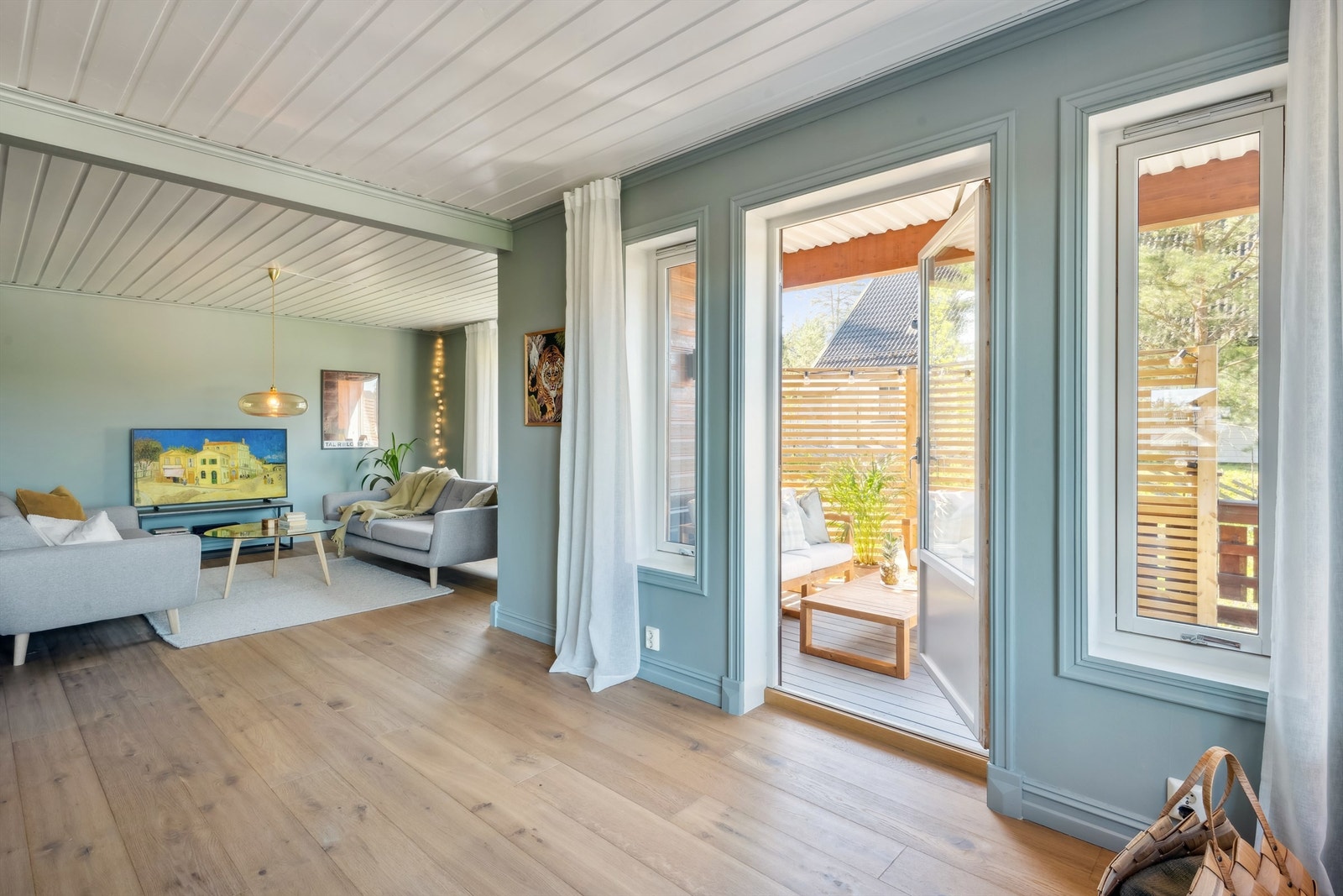 Fra stuen er det utgang til terrasse på ca. 38 kvm som blir en naturlig forlengelse av boligen på sommertid Galleribilde