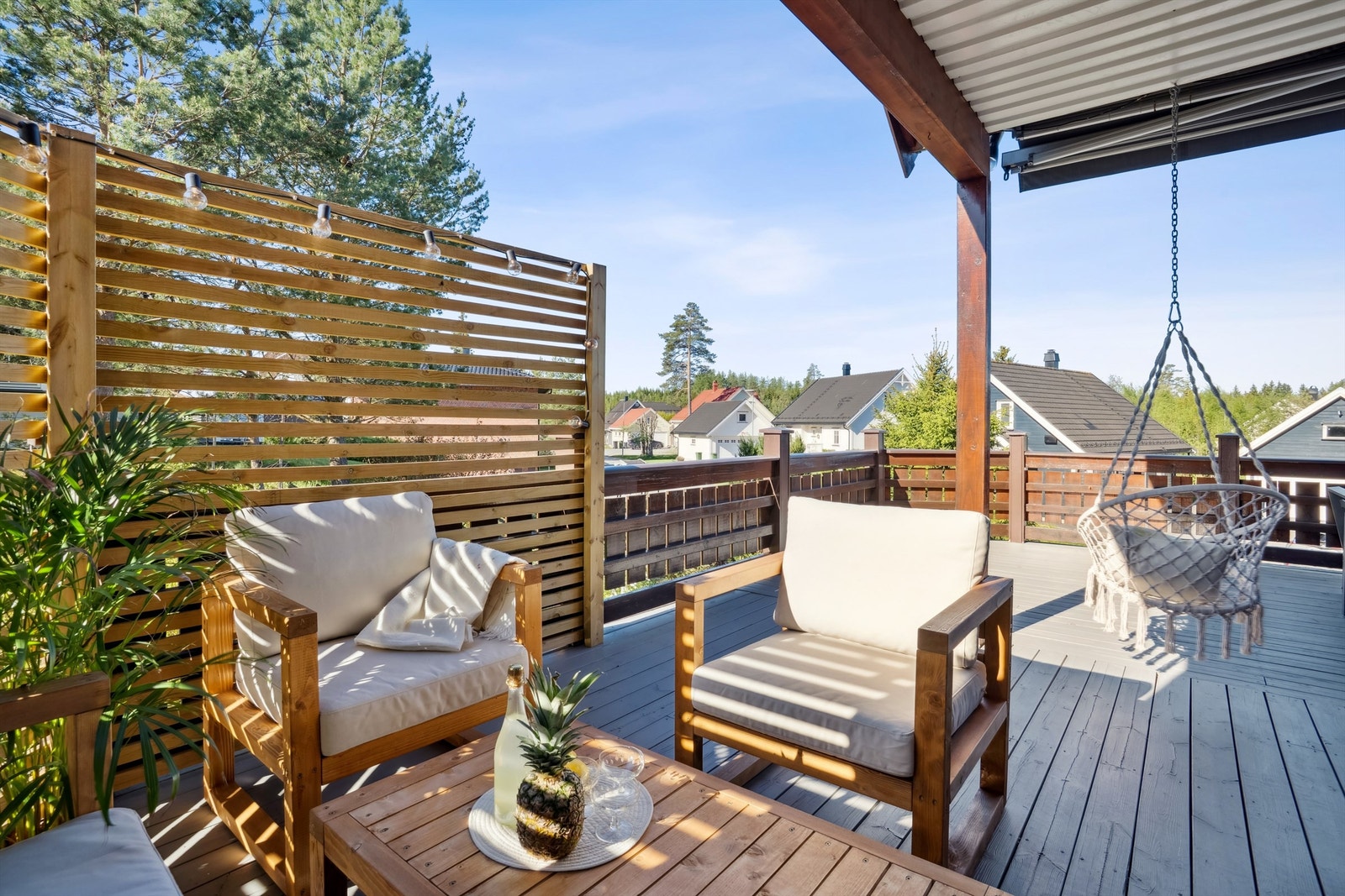 Deler av terrassen er overbygget og det er montert markise som kan gi ly på sterke soldager og i ruskevær Galleribilde