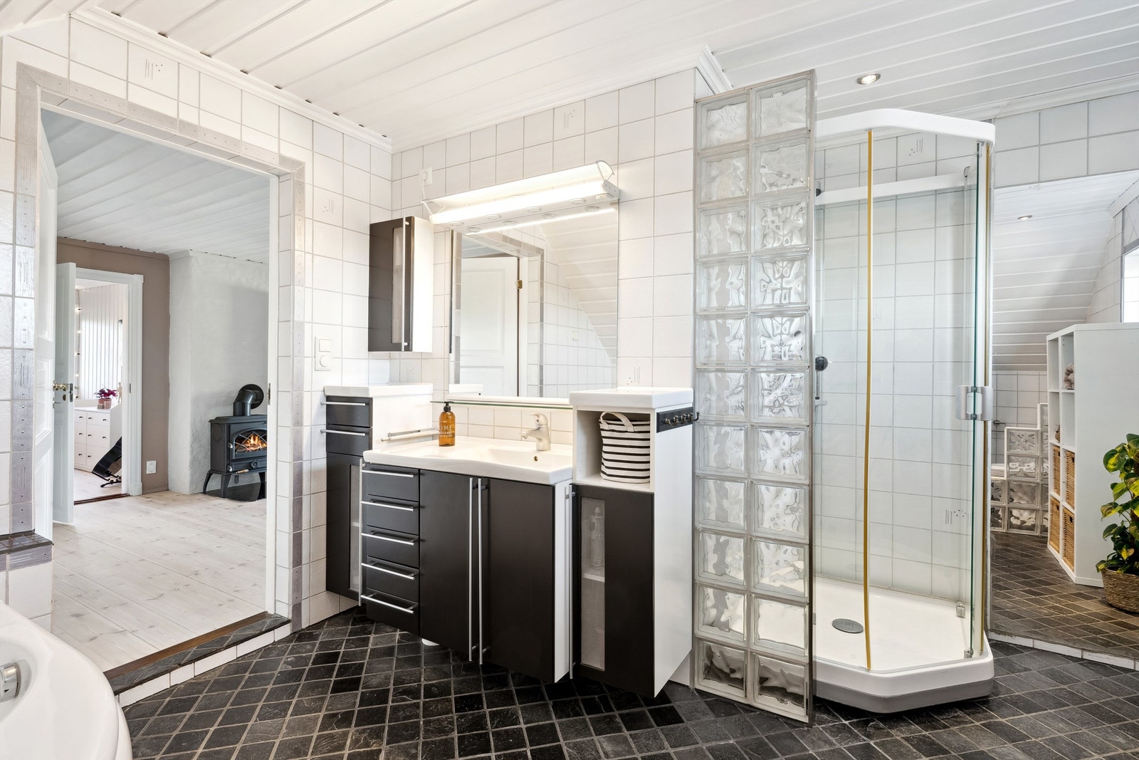 Badet i 2. etasje har også flislagte gulv med varme og flislagte vegger Galleribilde