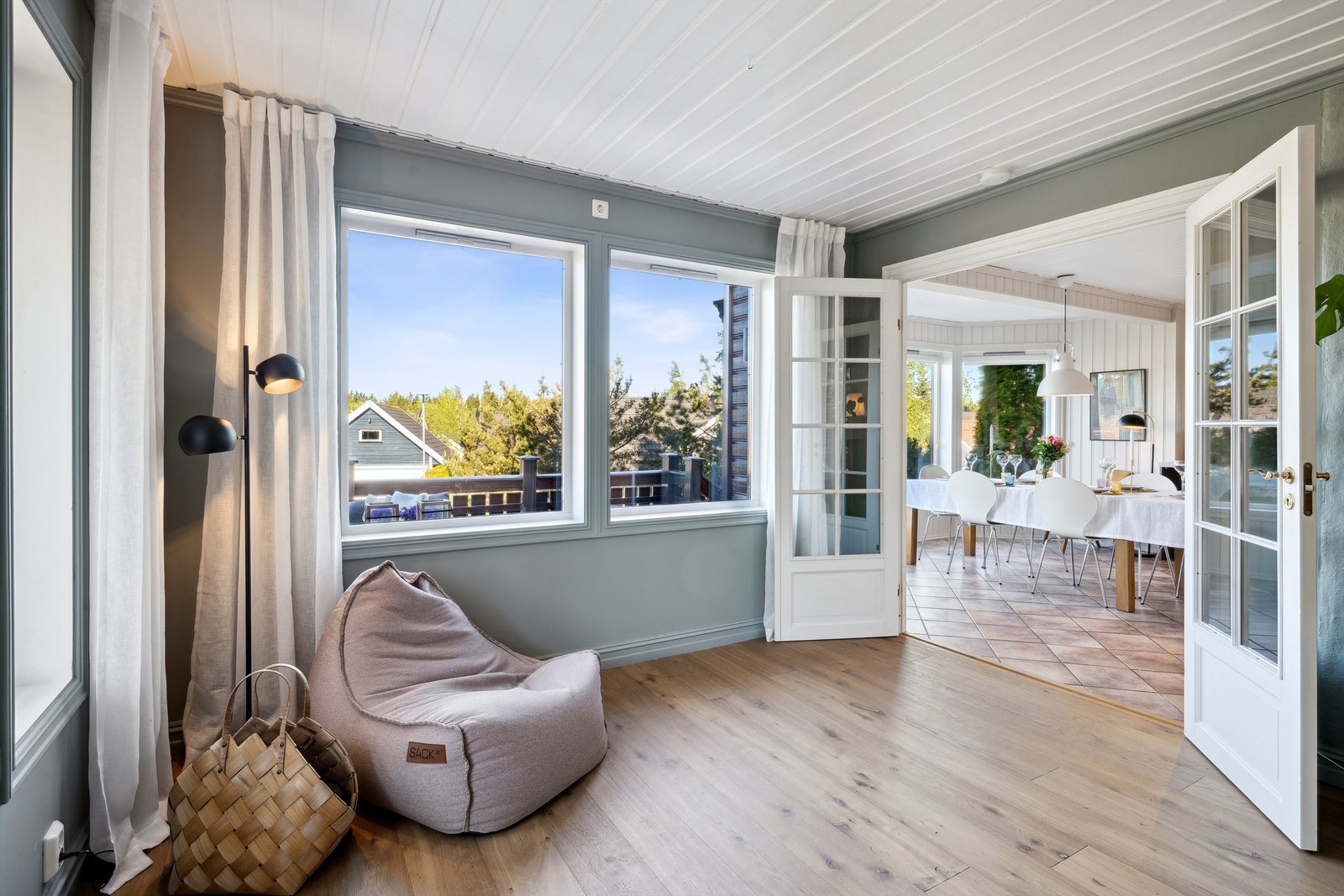 Fra spisestuen og kjøkkenet er to-fløyet dør inn til stuen Galleribilde