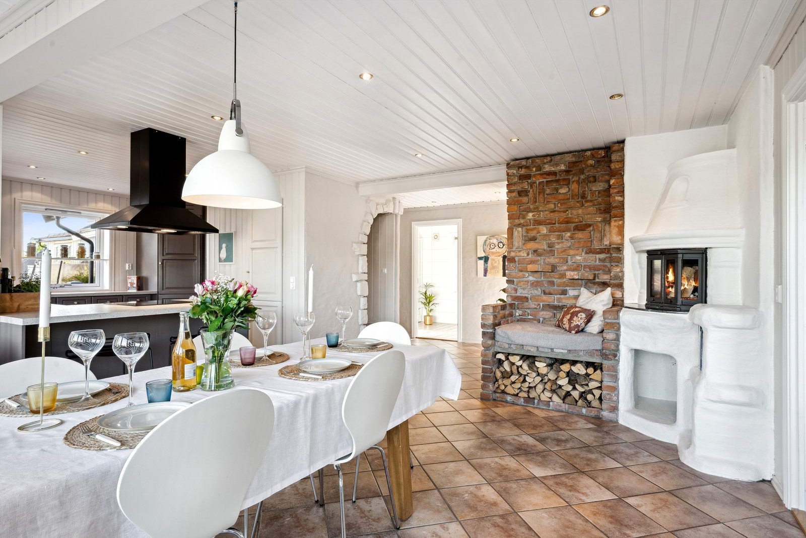 Selger har oppgradert kjøkkenet i 2022 med bl.a. ny benkeplate, lakkerte fronter, ny halvøy og nytt vitrineskap samt ny platetopp og komfyr Galleribilde