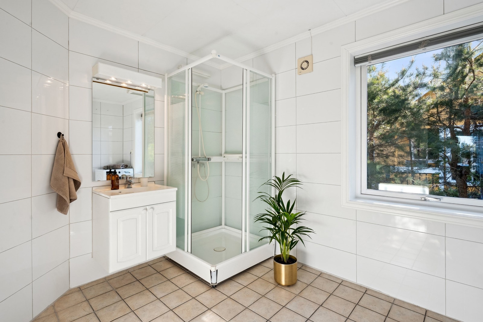 Bad i 1. etasje med flislagte gulv med varme og flislagte vegger Galleribilde