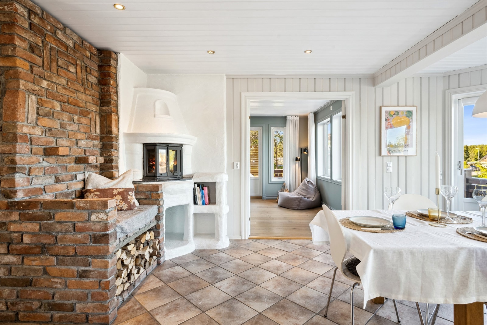 Stemningsfull vedovn er plassert i rommet og kan by på varme og ekstra hygge på kjølige høst- og vinterdager Galleribilde