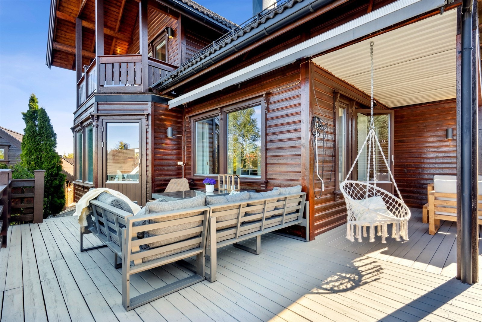 Terrassen har god plass for sittegruppe og hyggelige sammenkomster Galleribilde