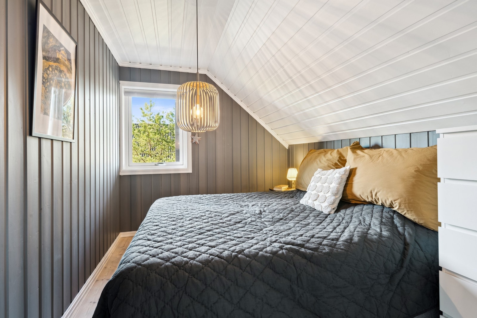 Boligen har fire lyse og fine soverom, hvorav tre er plassert i 2. etasje og ett i 1. etasje Galleribilde