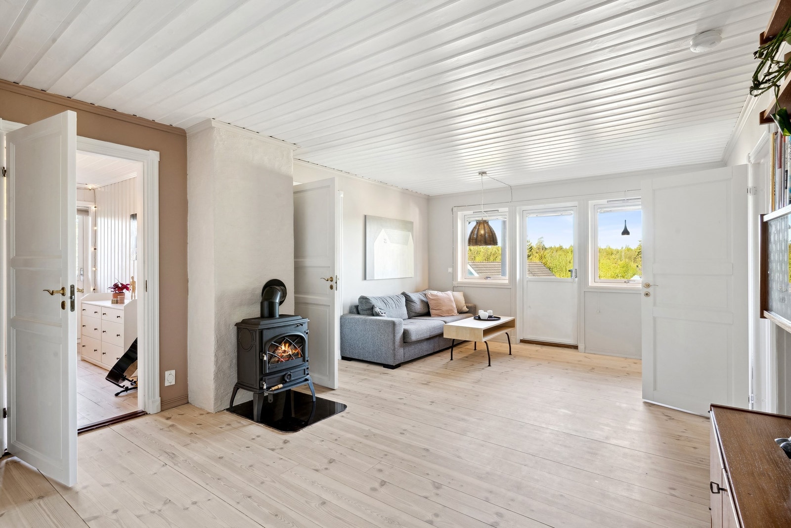 Flott stue med peisovn og utgang til overbygd veranda på ca. 6 kvm Galleribilde