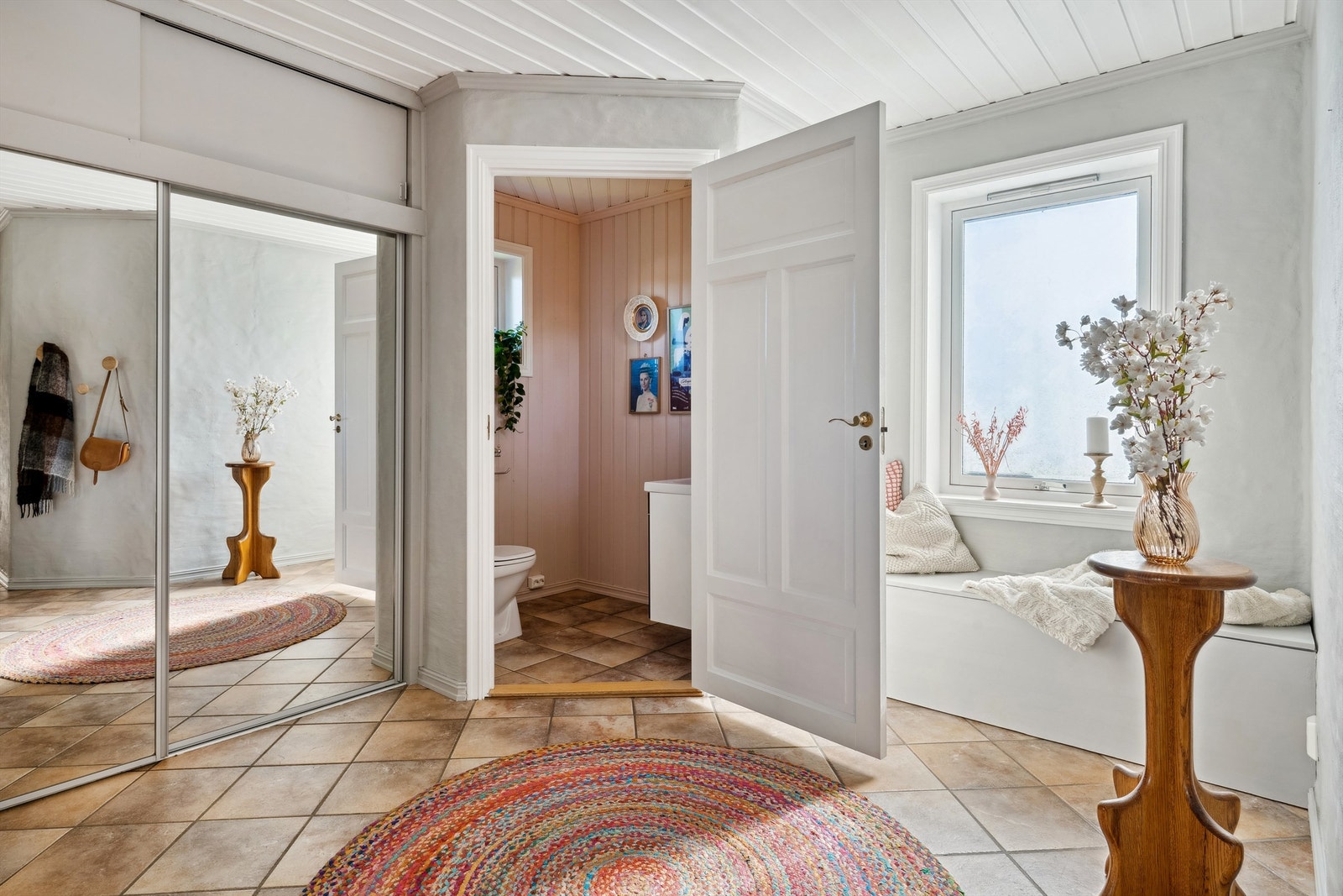 Entré med flislagte gulv med varme samt skyvedørsgarderobe som byr på godt med oppbevaringsplass Galleribilde