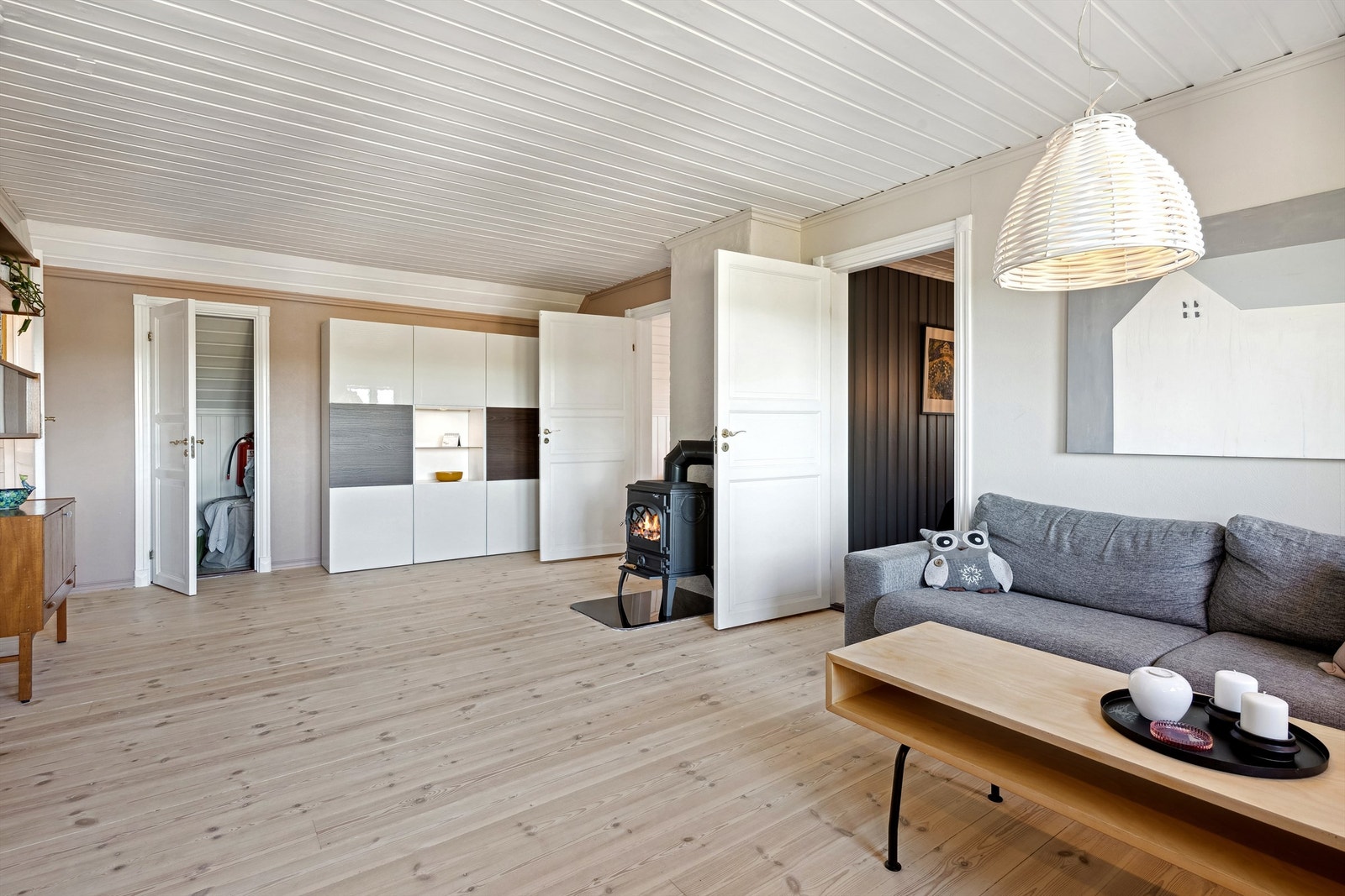 Boligens 2. etasje består av stue, bad, tre soverom og bod Galleribilde