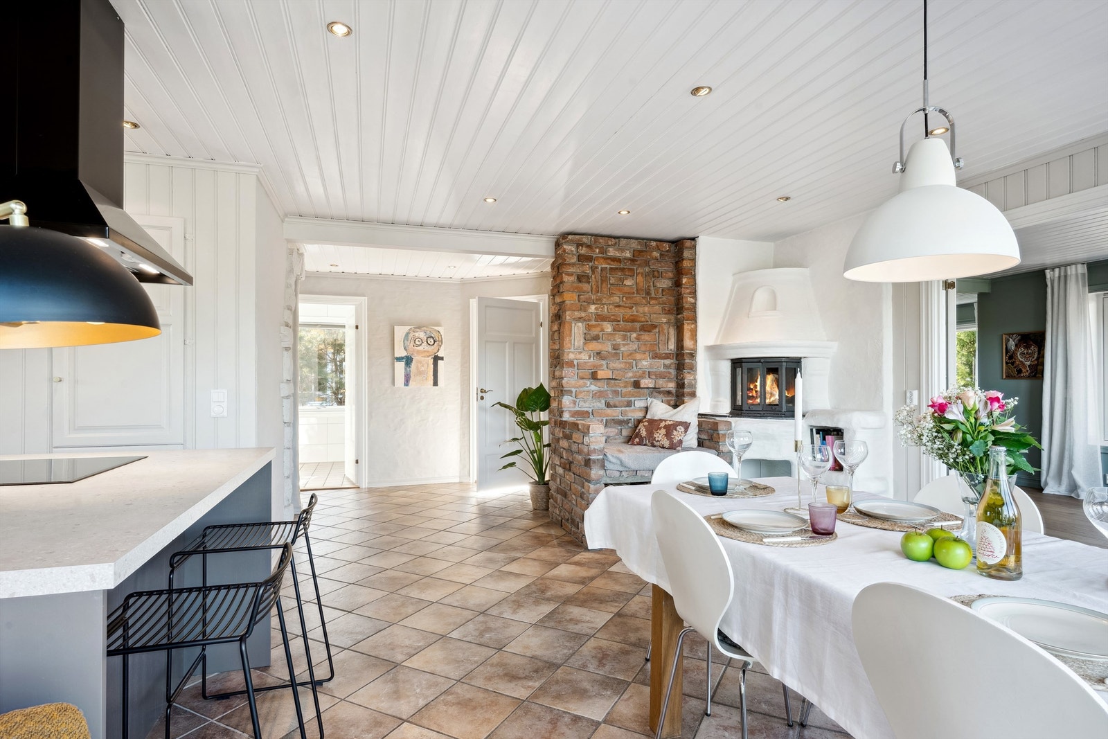 Den åpen løsningen mellom kjøkkenet og spiseplassen er både innbydende og praktisk, - en drøm for den sosiale kokken! Galleribilde