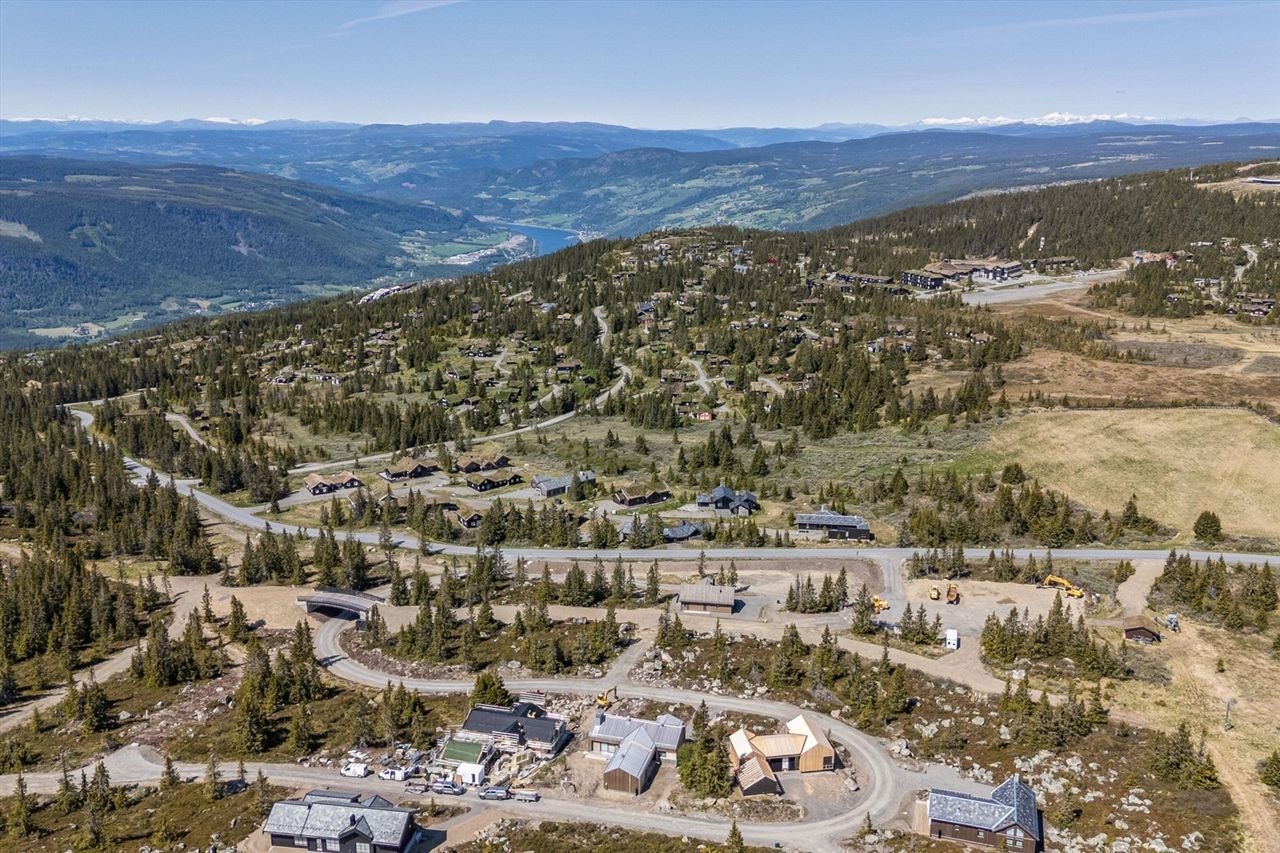 Plassering i øvre del av Hafjell med ski inn/ut på langrenn og ski ut på alpin. Galleribilde