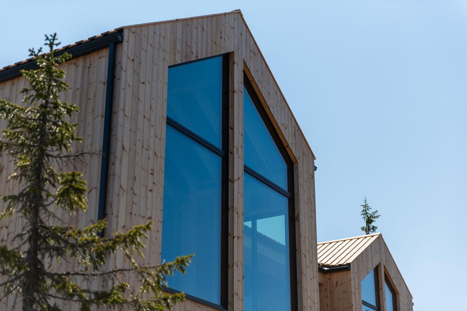 Arkitekttegnet hytte med moderne uttrykk og store glassflater. Galleribilde