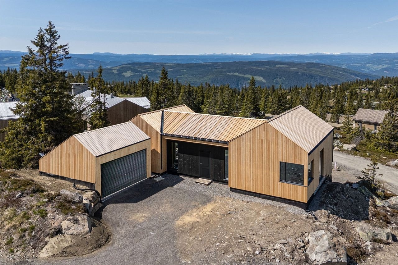 Garasjen er ikke ferdigstilt, og kledningen er redigert digitalt for å gi et inntrykk av hvordan den vil se ut når den er komplett. Galleribilde