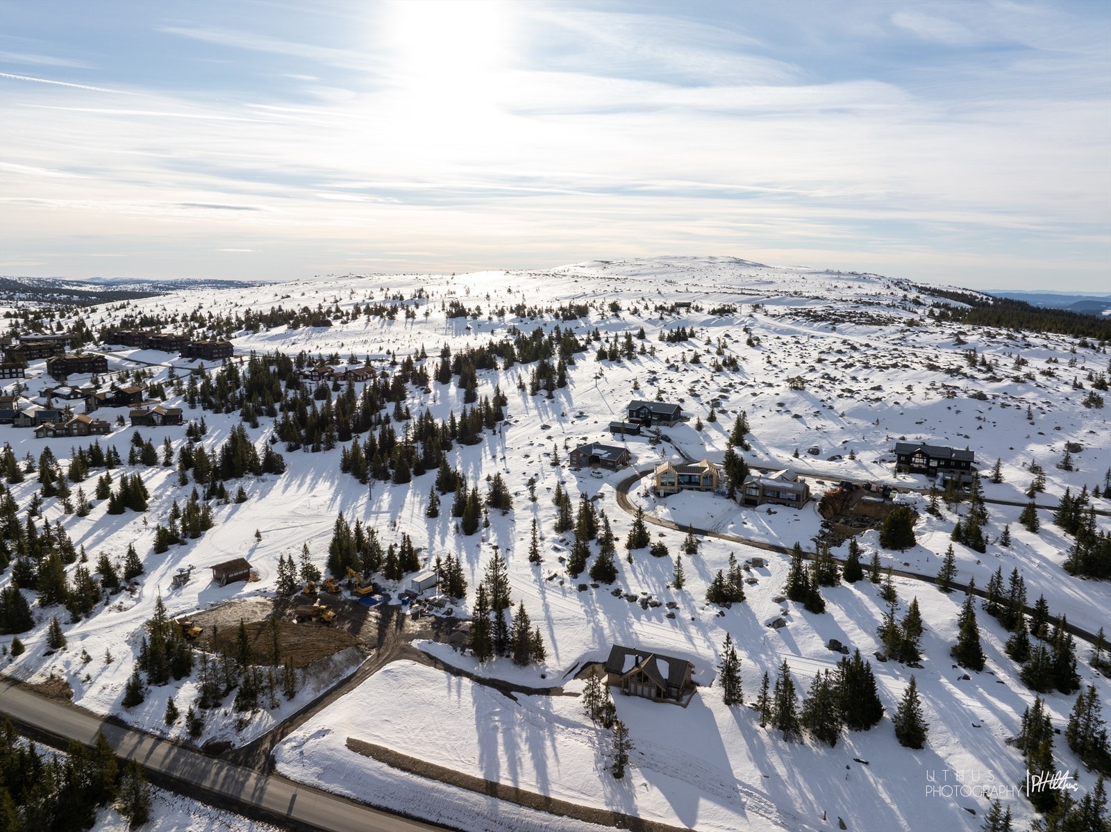 Plassering i øvre del av Hafjell med ski inn/ut på langrenn og ski ut på alpin. Galleribilde