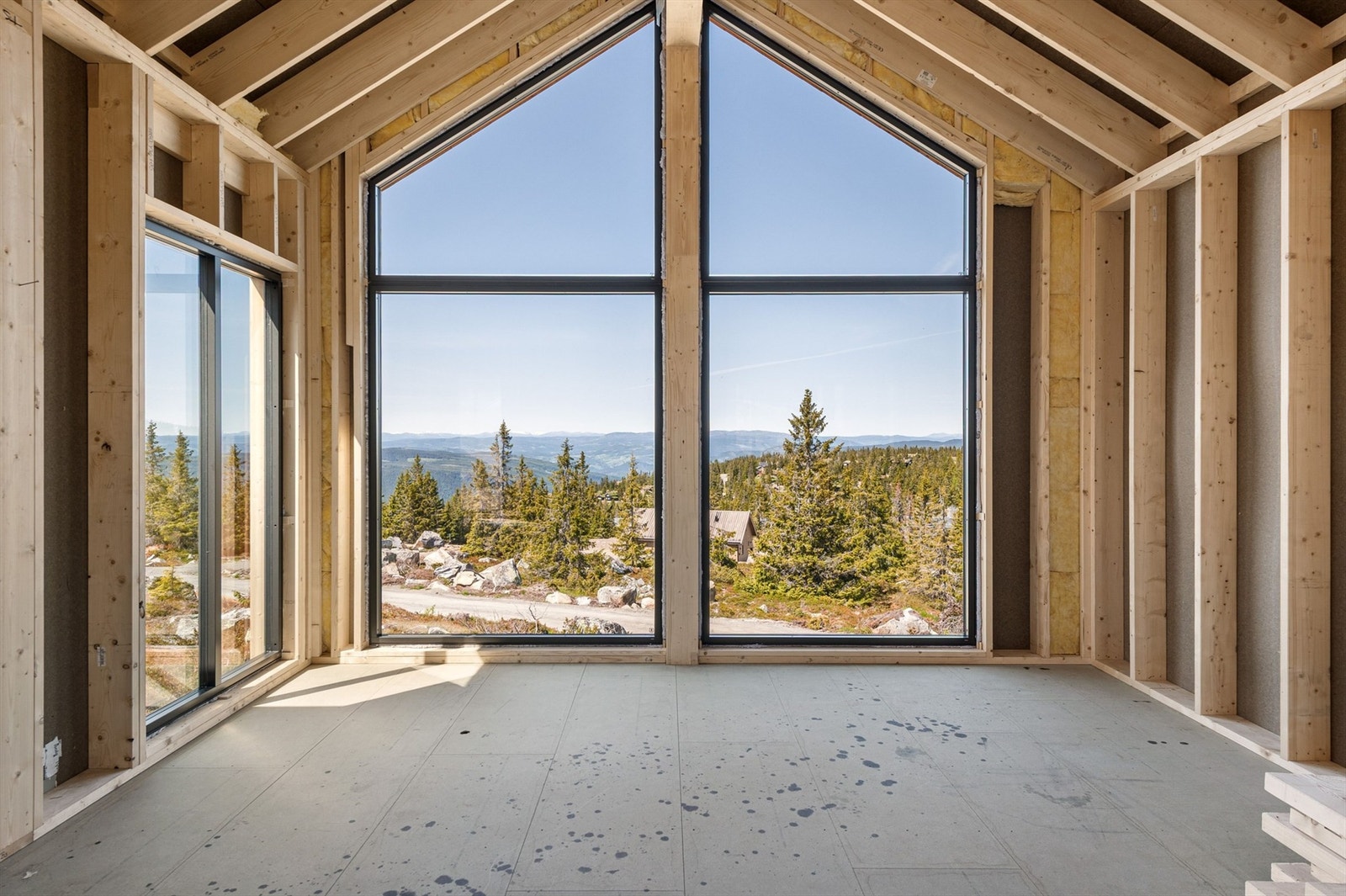 Enten du sitter inne foran peisen eller ute på terrassen, nyter du samme fantastiske utsikt mot åpen himmel og fjell. Galleribilde