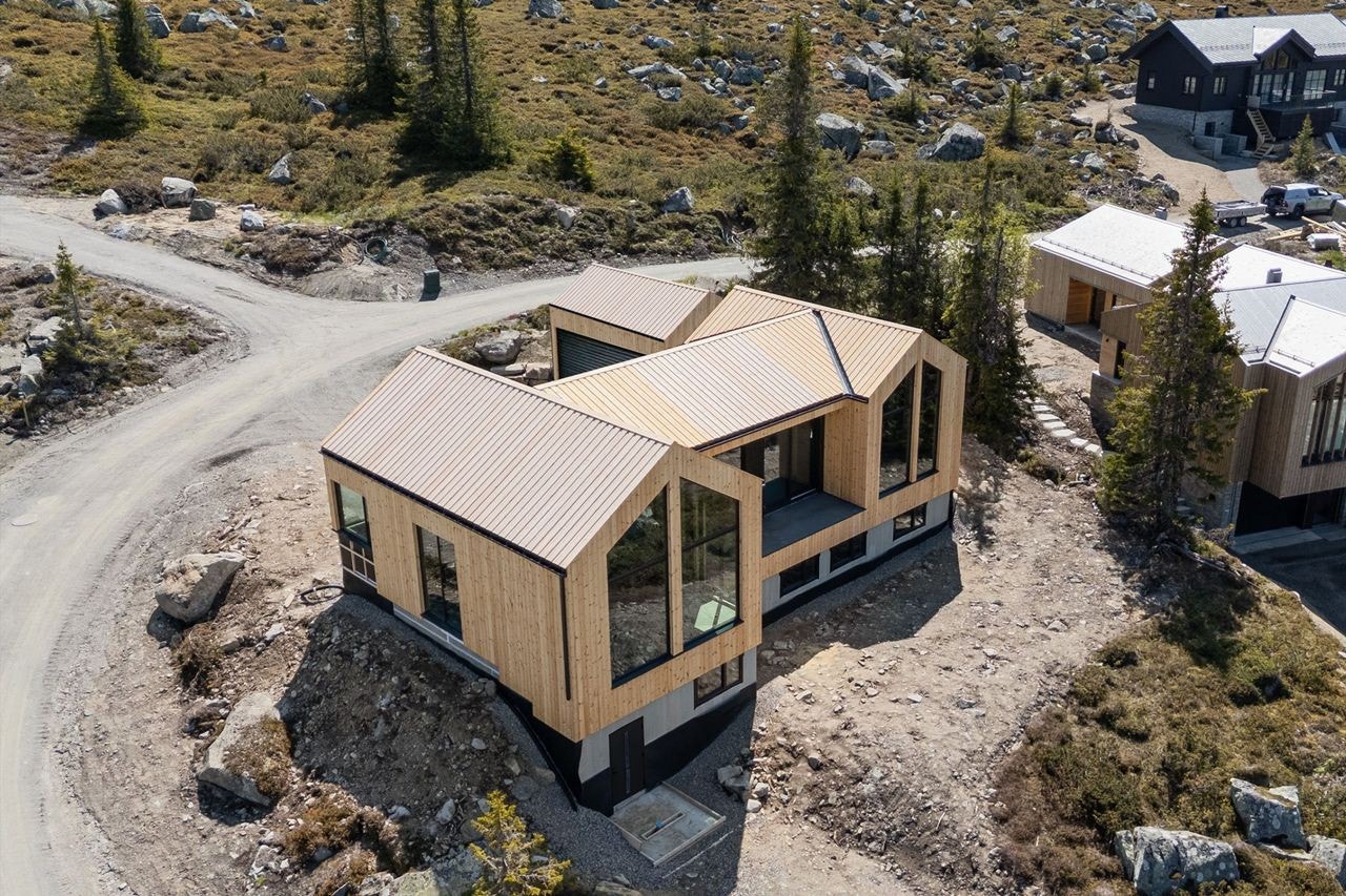 Stilren fasade i ubehandlet malmfuru og planlagt skiferbelagt grunnmur. Galleribilde