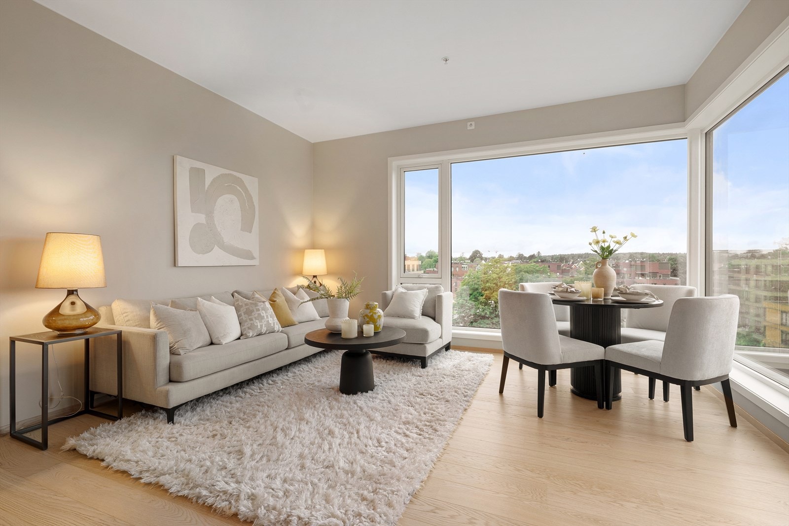 Oppholdssonen har plass til sofa og spisebord. Galleribilde