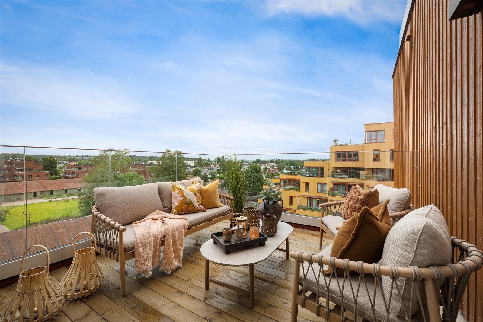 Terrassen har kveldssol og hyggelig utsikt. Galleribilde