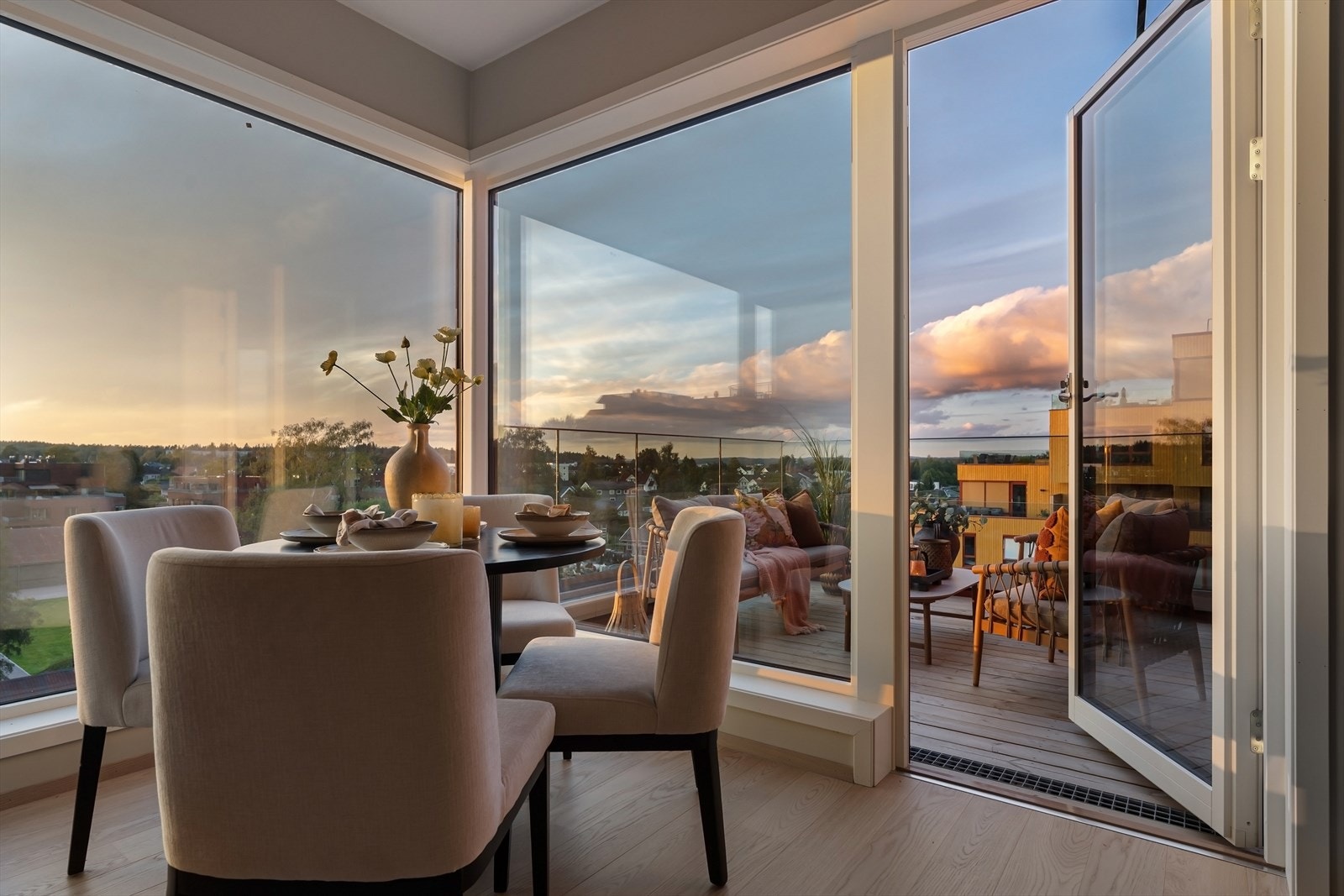 Utgang til terrasse. Hyggelig utsyn. Galleribilde