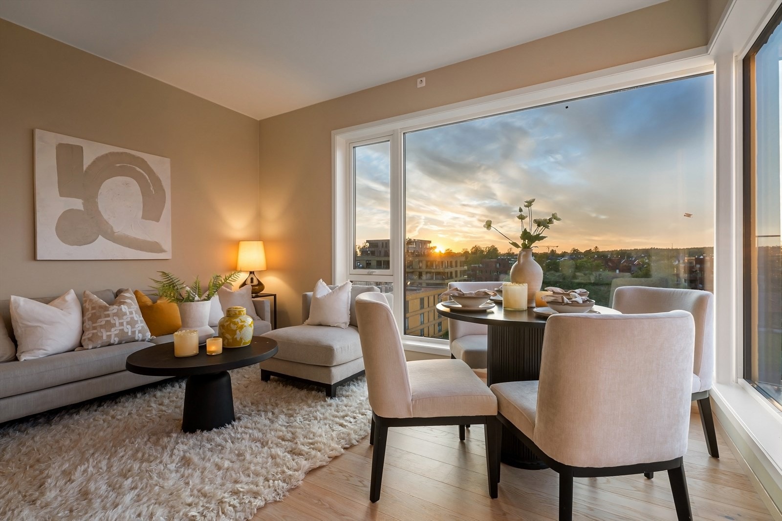 Store vindusflater skaper en god atmosfære. Galleribilde