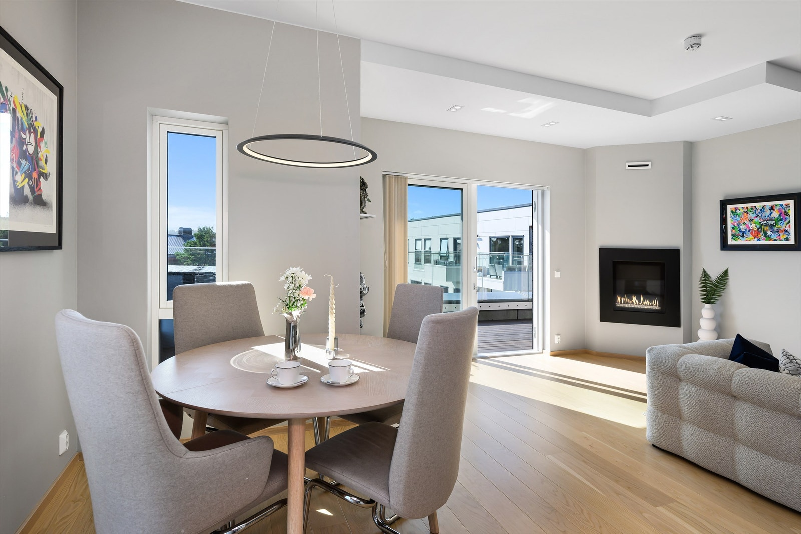 Romslig stue med naturlig soneinndeling. Galleribilde