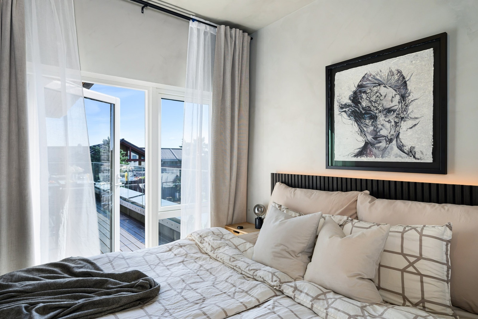 Hovedsoverommet er romslig og med egen utgang til terrassen. Galleribilde