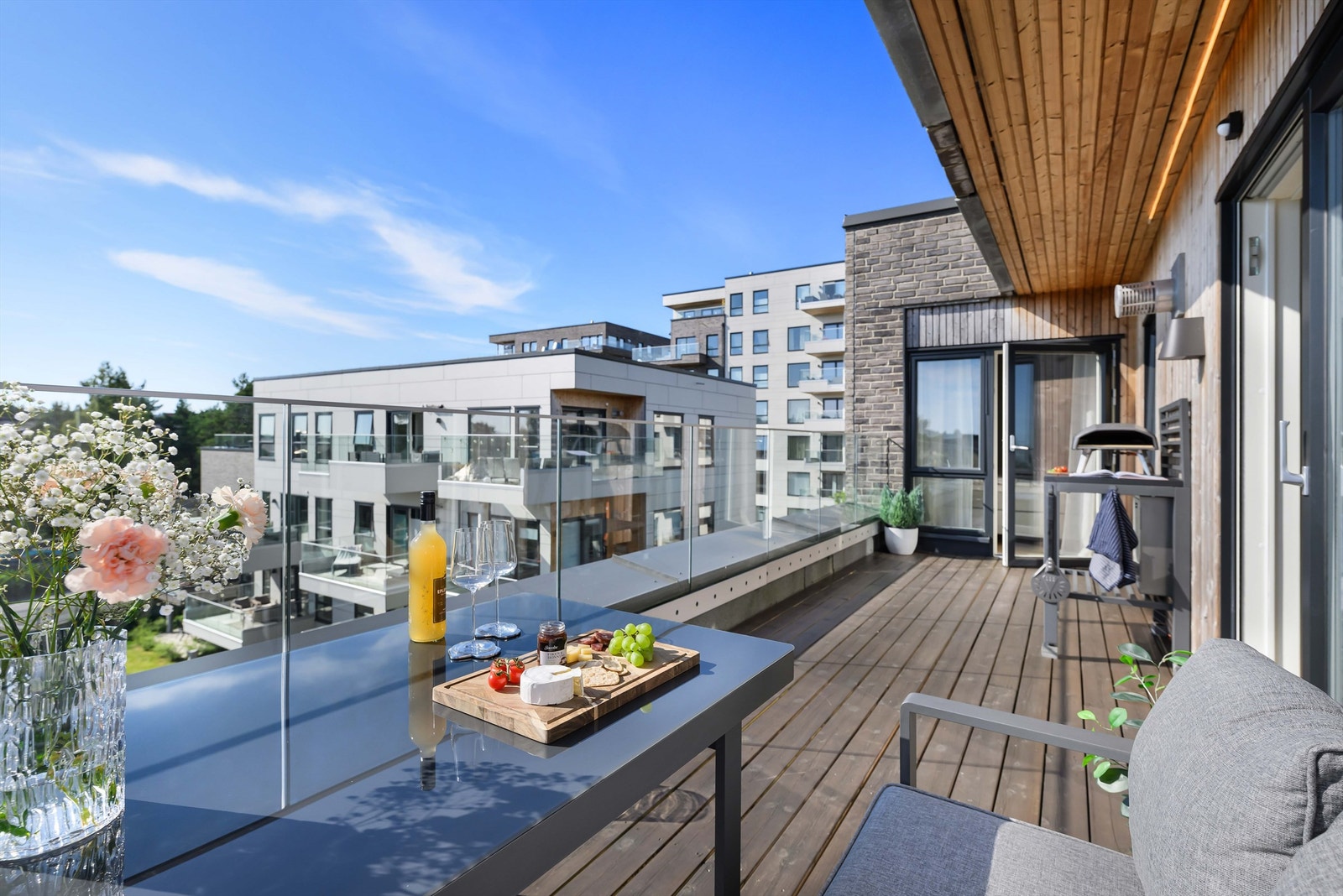 Sjekk denne takterrassen da! Her kan du nyte sol til langt på kveld. Galleribilde