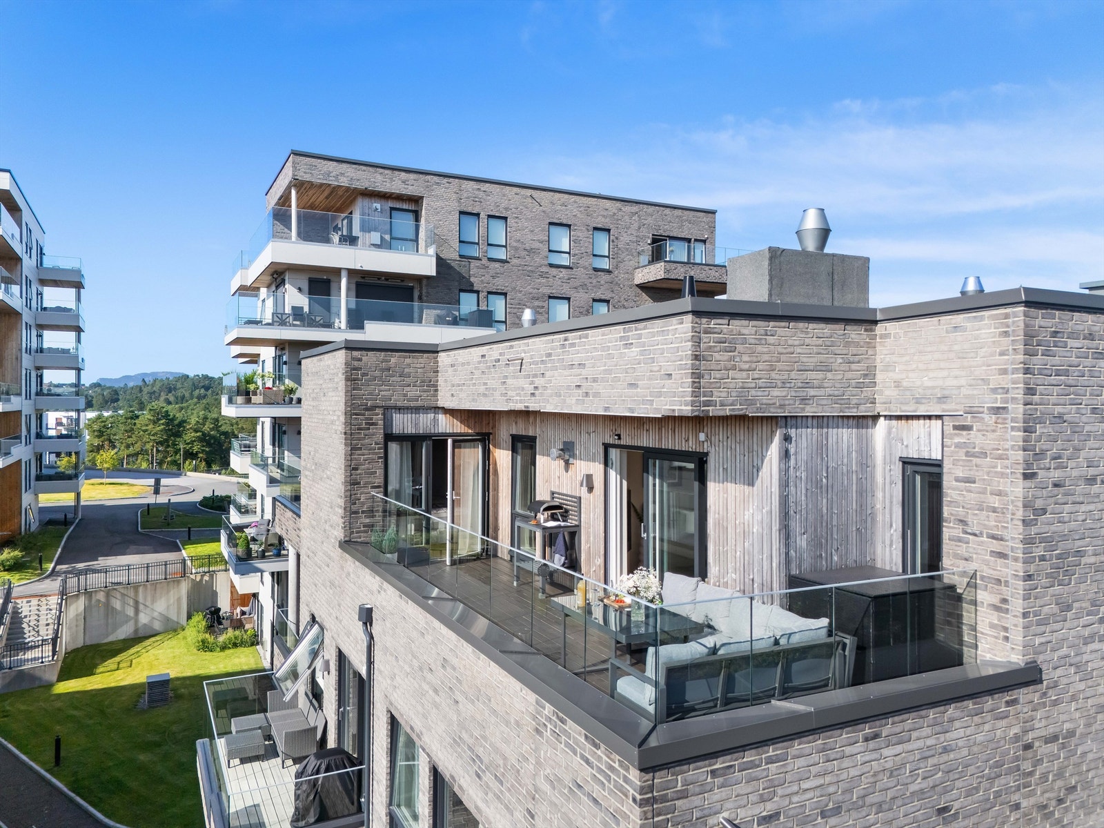 Takterrassen strekker seg rundt hjørnet. Galleribilde