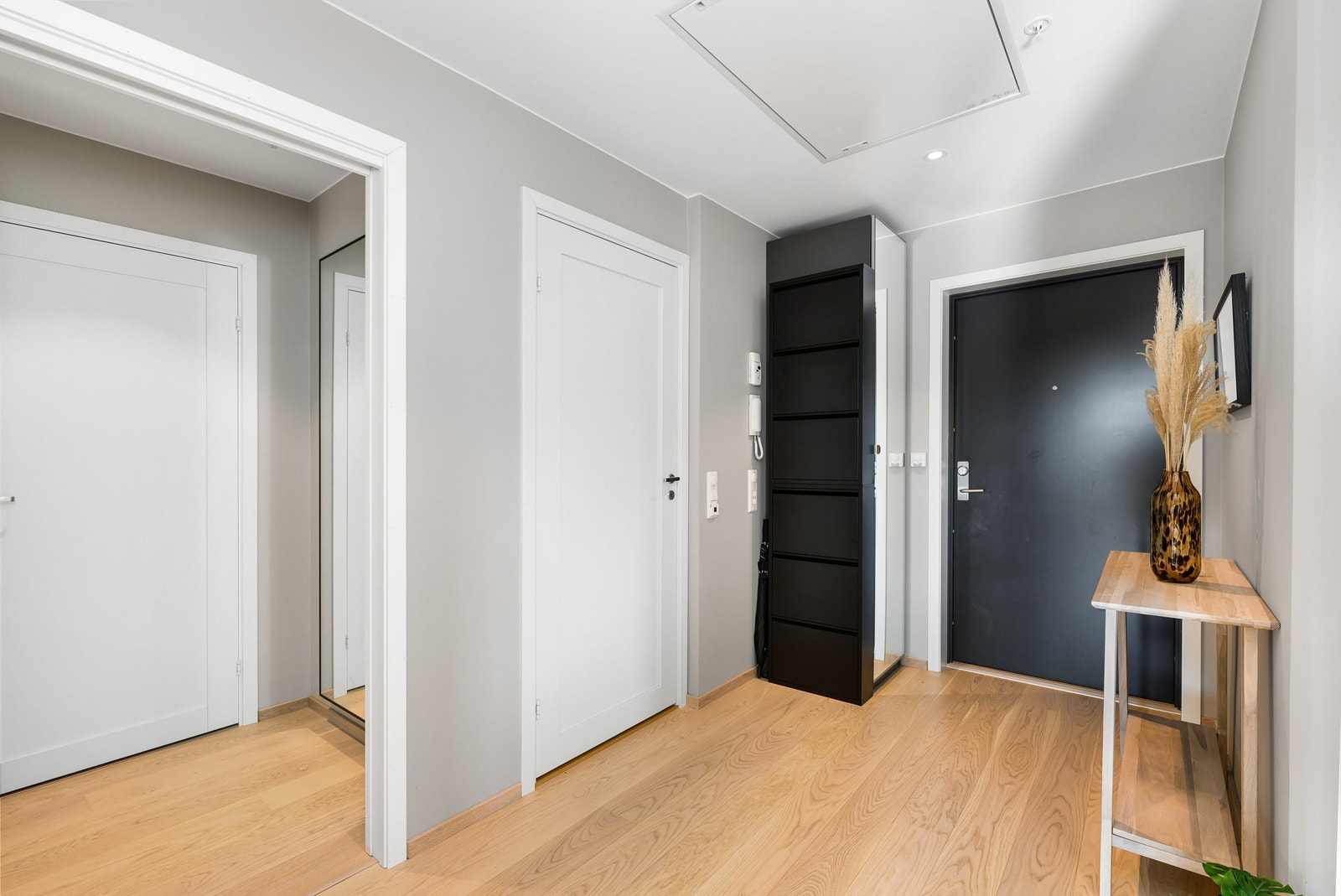 Entrè/gang er romslig med god plass for oppbevaring. Balansert ventilasjonsanlegg innlagt i taket. Galleribilde