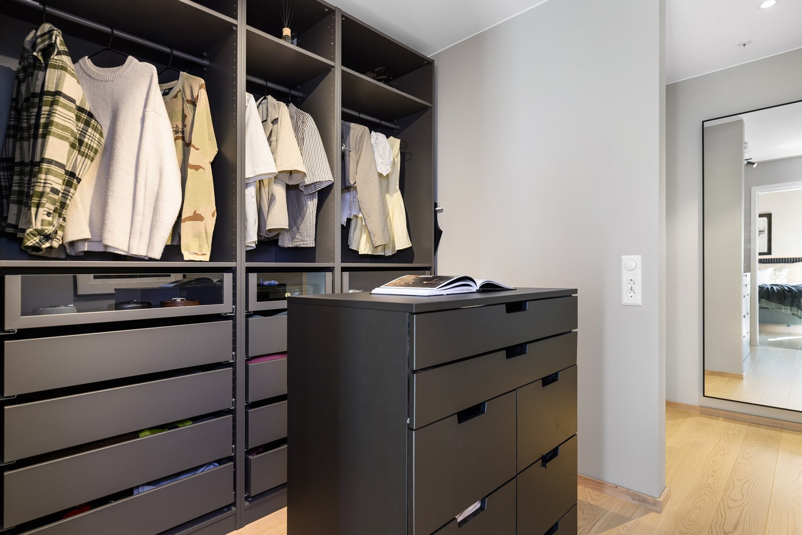 Walk in garderobe mellom hovedsoverom og baderom. Galleribilde