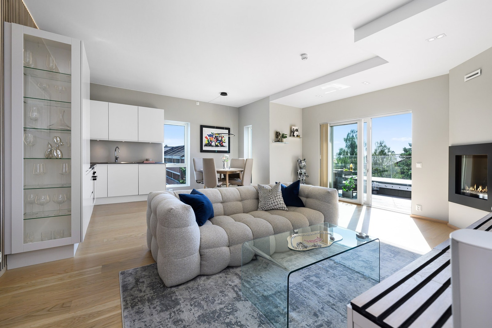 Vitrineskap på enden av kjøkken. Galleribilde