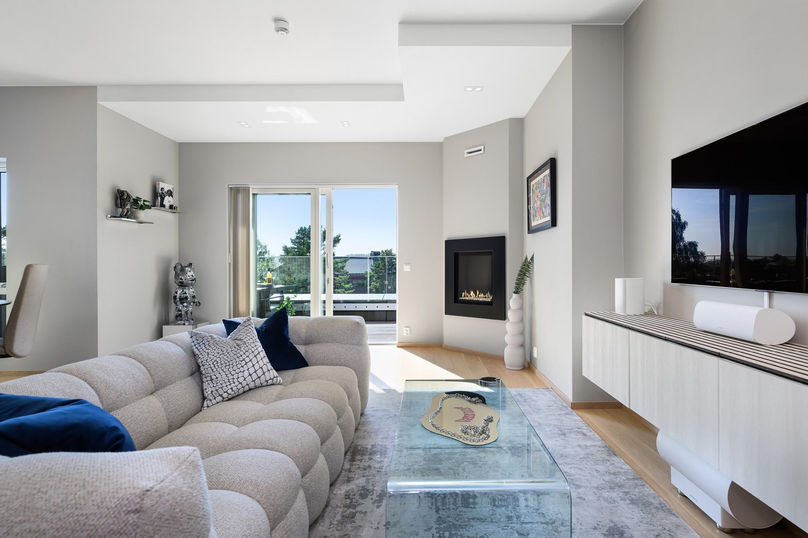 Deler av tak nedfelt for et mer eksklusivt uttrykk. Gasspeis i hjørnet varmer godt opp på kalde vinterdager. Galleribilde