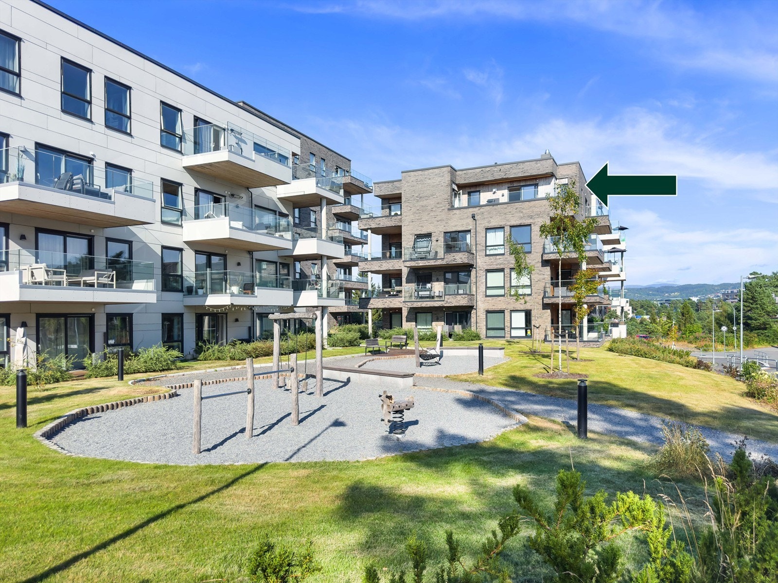 Har du/dere barn eller barnebarn? De kan leke trygt rett nedenfor mens du følger med fra terrassen. Galleribilde