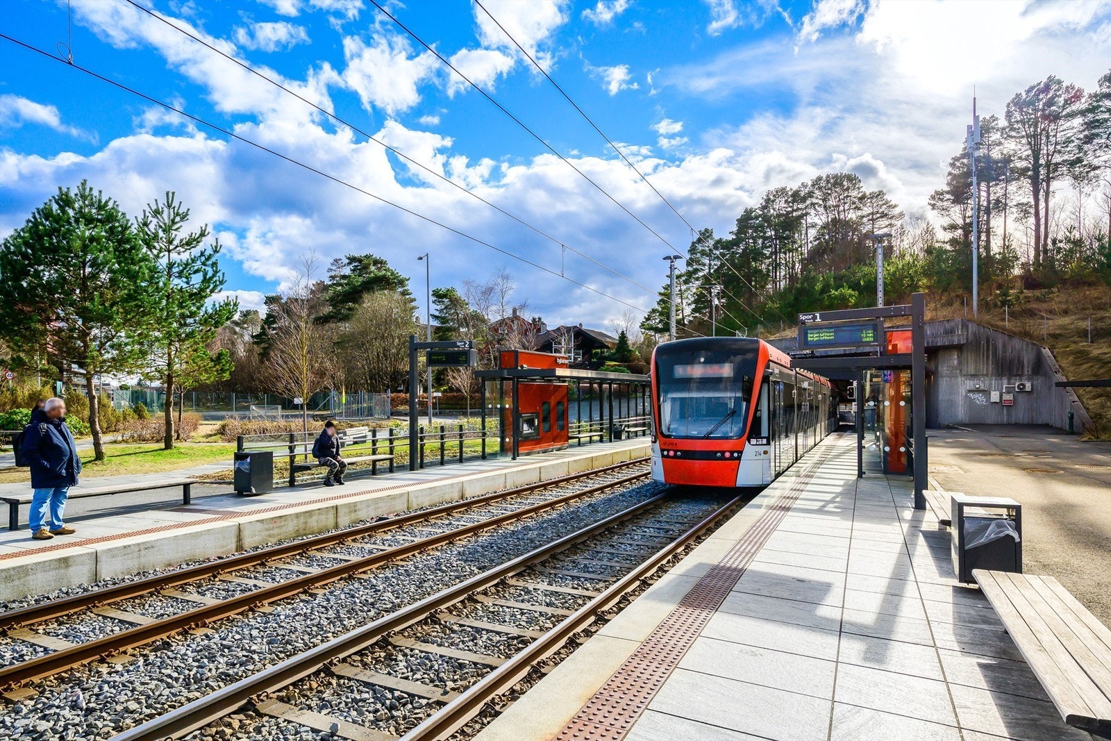 Bybanestoppet ligger 4 minutters gange unna, som tar deg dit du måtte ønske. Galleribilde