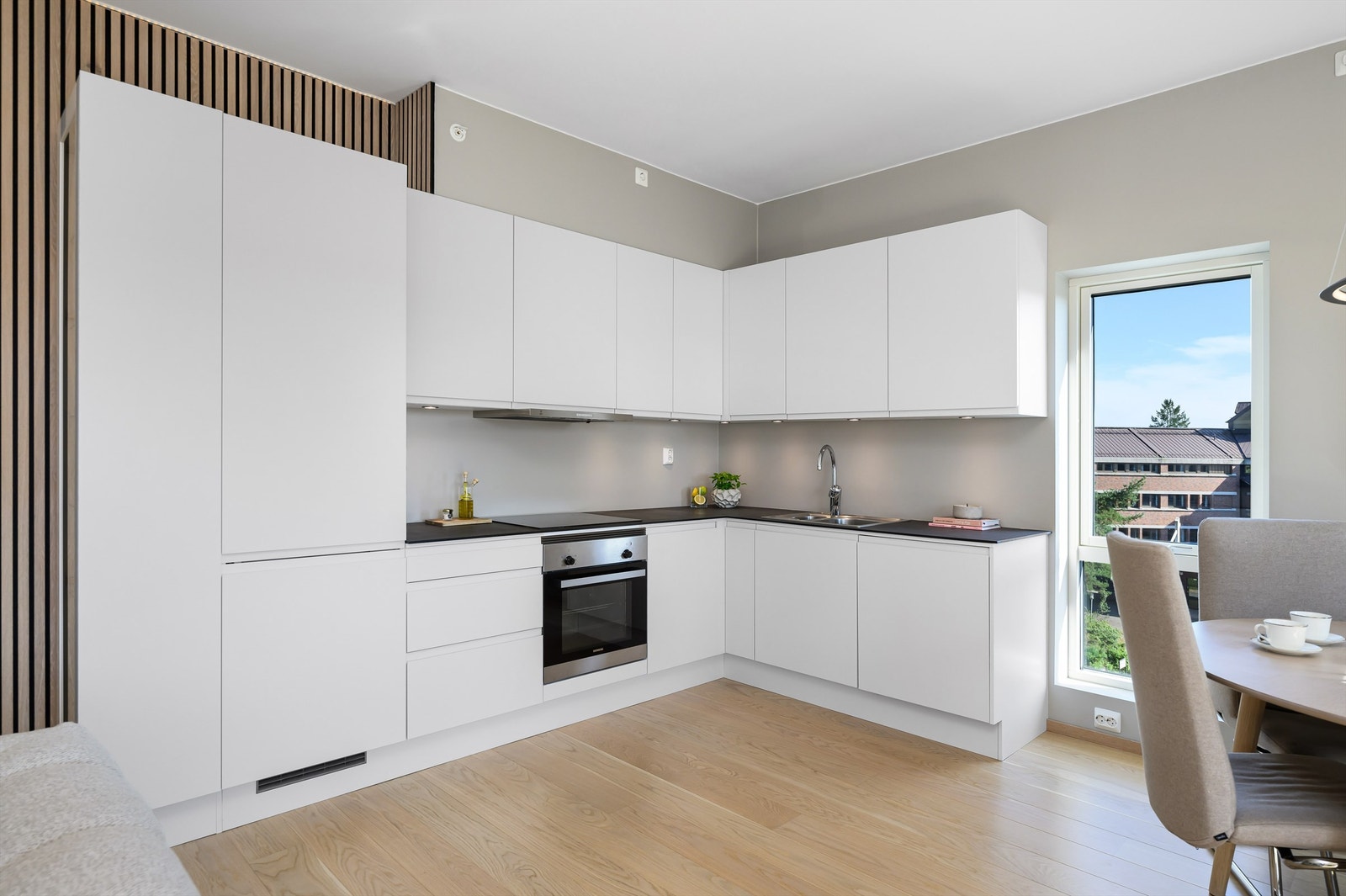 Stilrent kjøkken fra Sigdal med hvite glatte fronter. Integrerte hvitevarer medfølger. Galleribilde