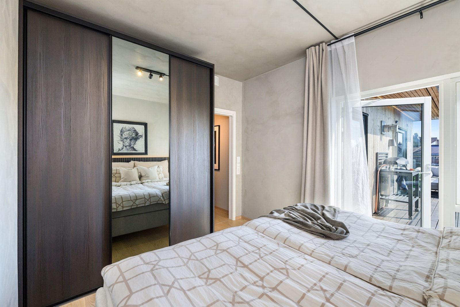 Det er plass til stor skyvedørsgarderobe. Galleribilde