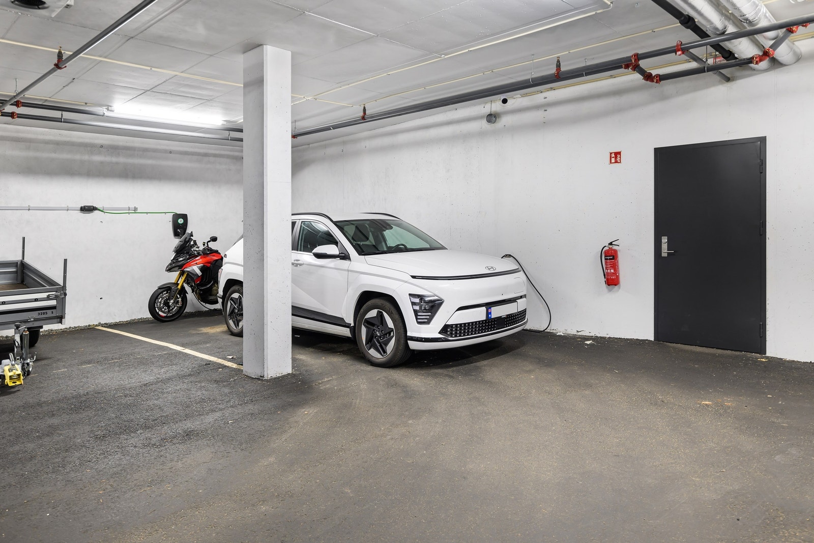 Mulighet for å kjøpe parkeringsplass i felles garasjeanlegg. Ekstra stor plass til både bil og motorsykkel. Elbil lader installert. Galleribilde