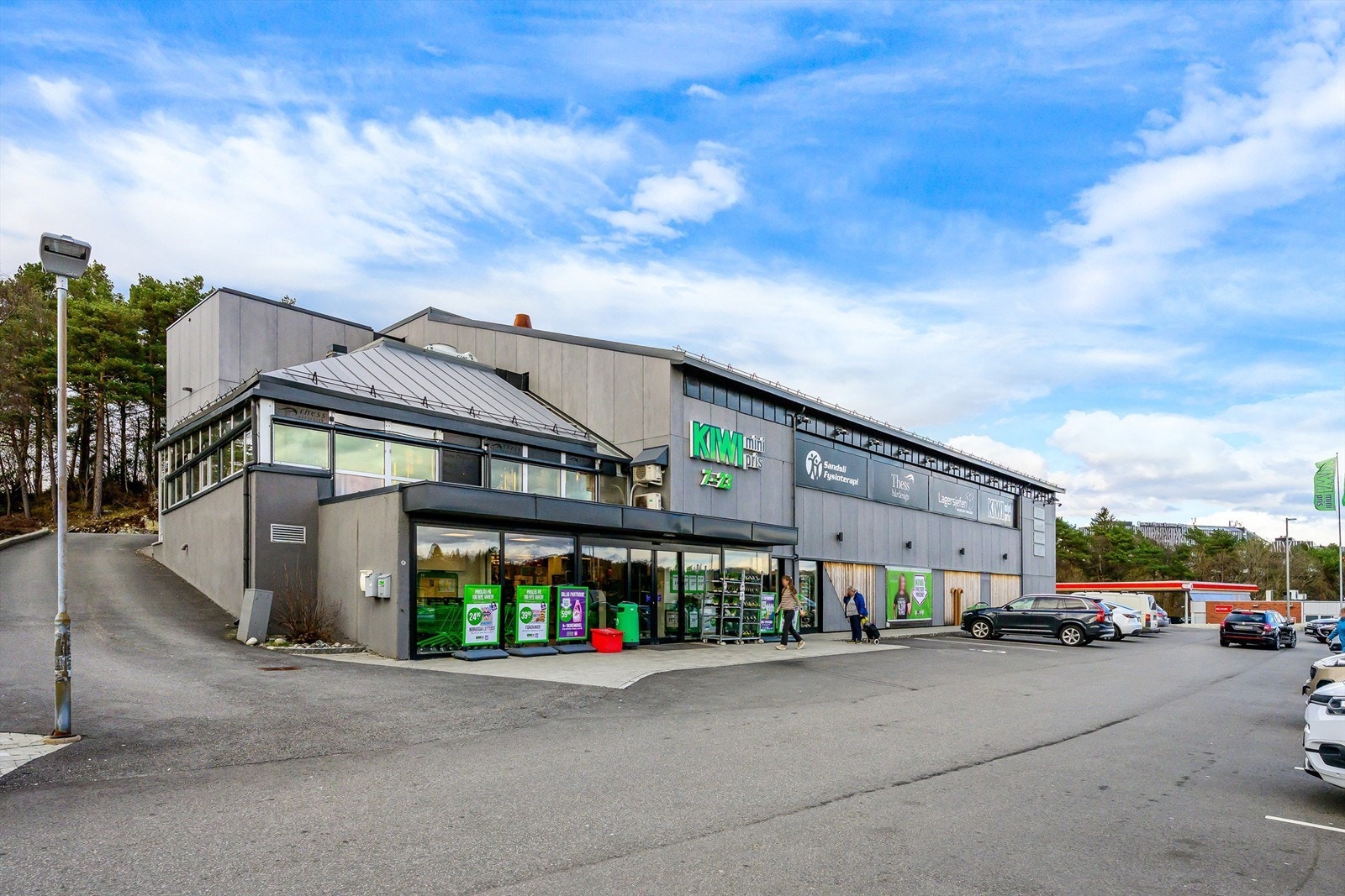 Det er flere dagligvarebutikker i umiddelbar nærhet til leiligheten. Galleribilde