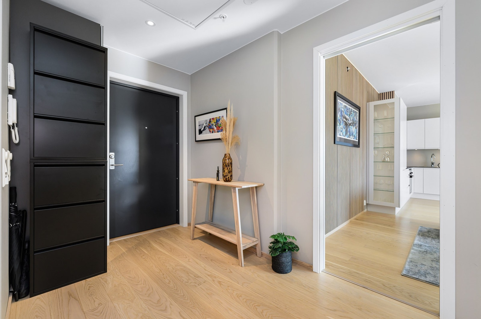 Også i gang er det vannbåren varme. På enden av kjøkken er vitrineskap i samme utførelse som kjøkken og med glassfront. Galleribilde