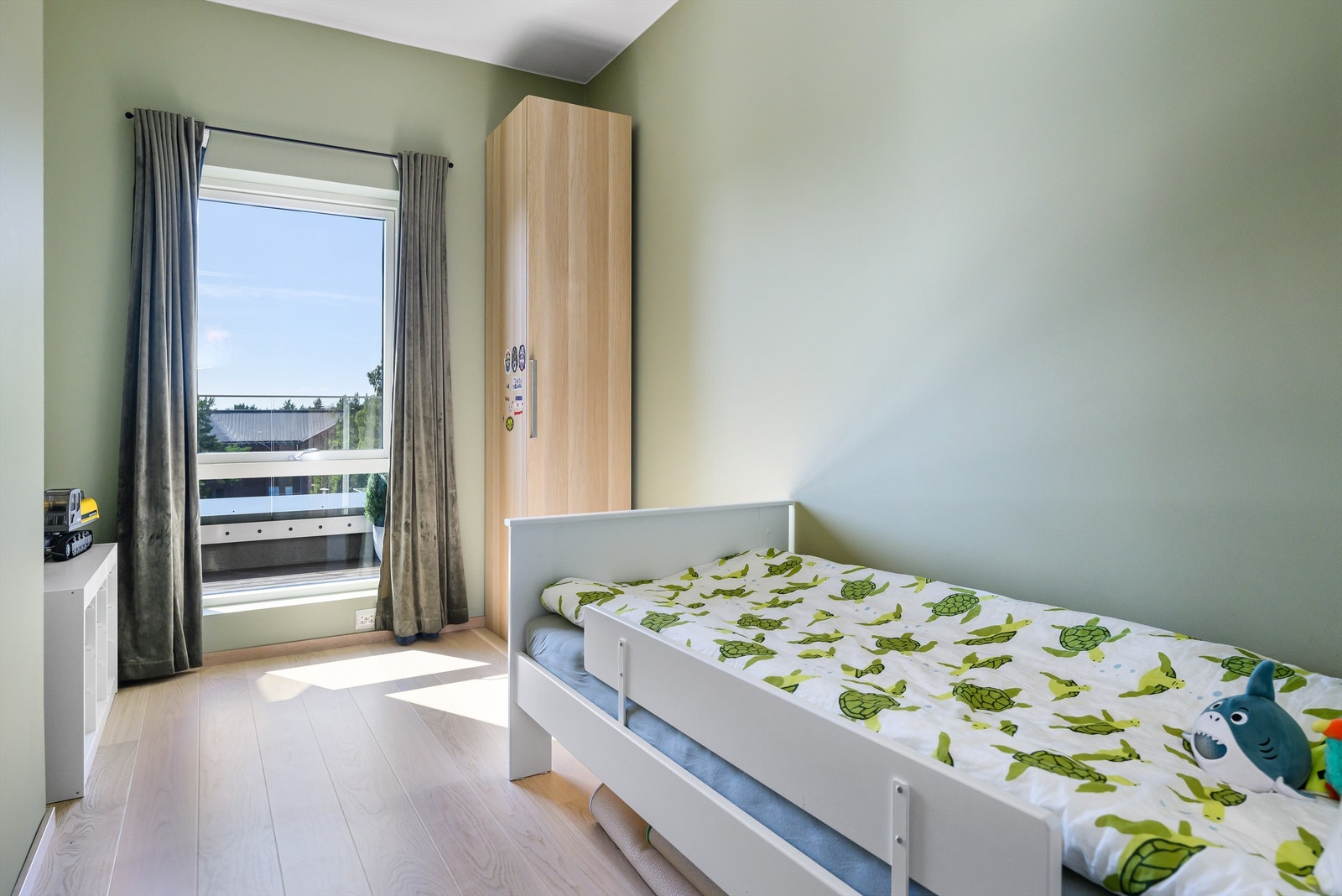 Soverom 2 har også god størrelse og kan enkelt brukes til soverom 2, gjesterom eller kontor. Galleribilde