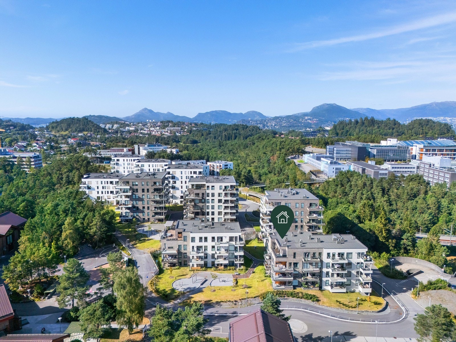 Leiligheten er en del av Sandslikollen Boligsameie som består av 136 leiligheter fordelt på 5 bygg. Galleribilde