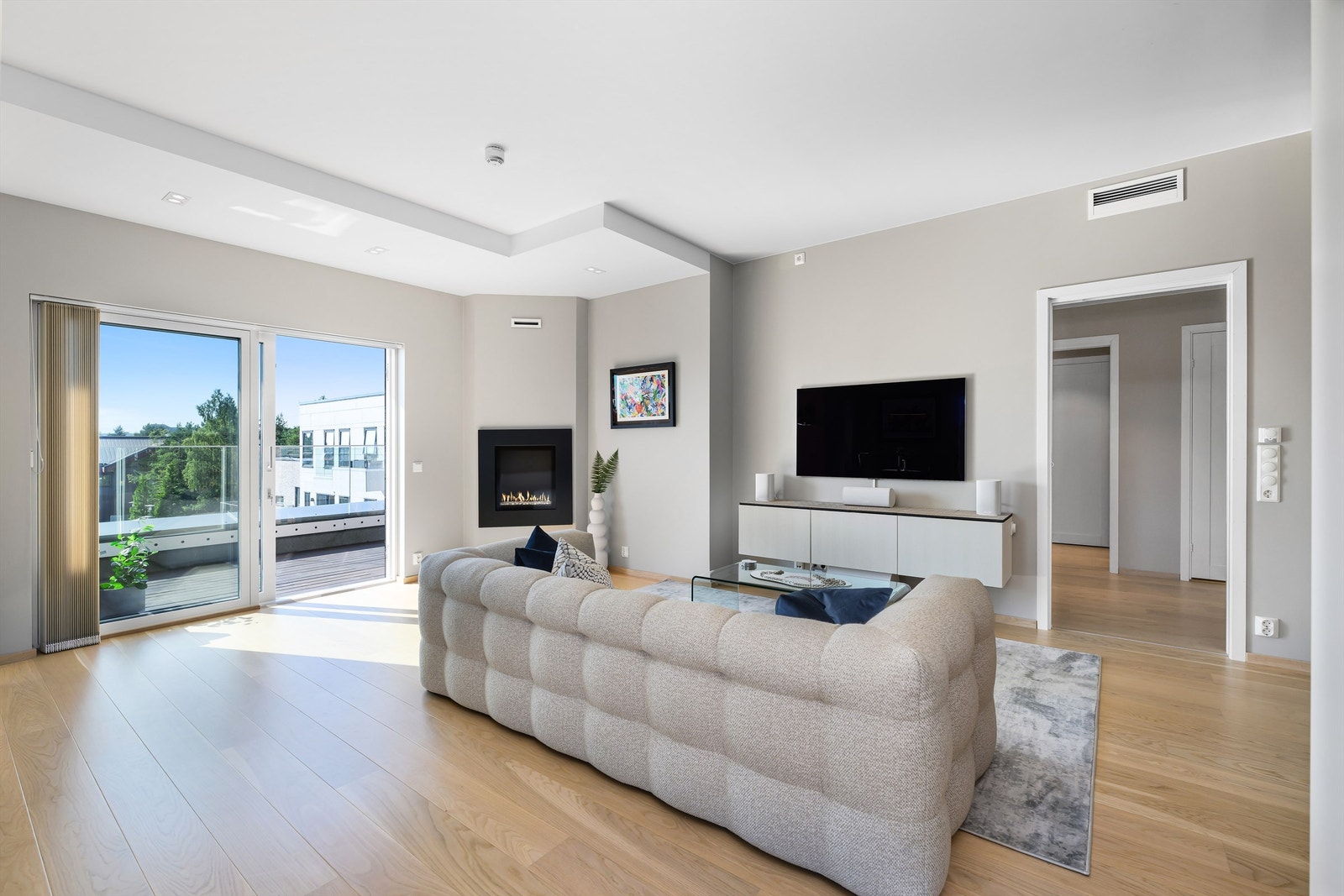 Stuen har moderne overflater og vannbåren varme i gulv. Galleribilde