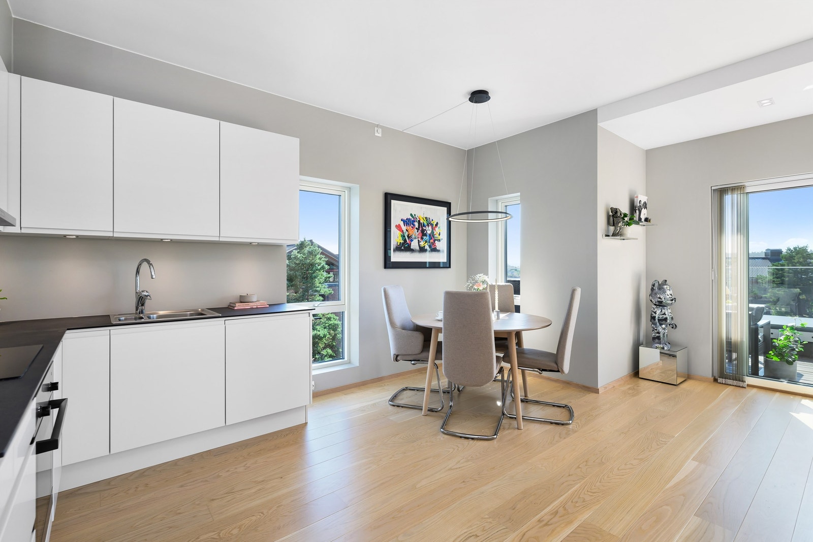 I forlengelse av kjøkken er det naturlig inndelt for plassering av spisebord. Galleribilde