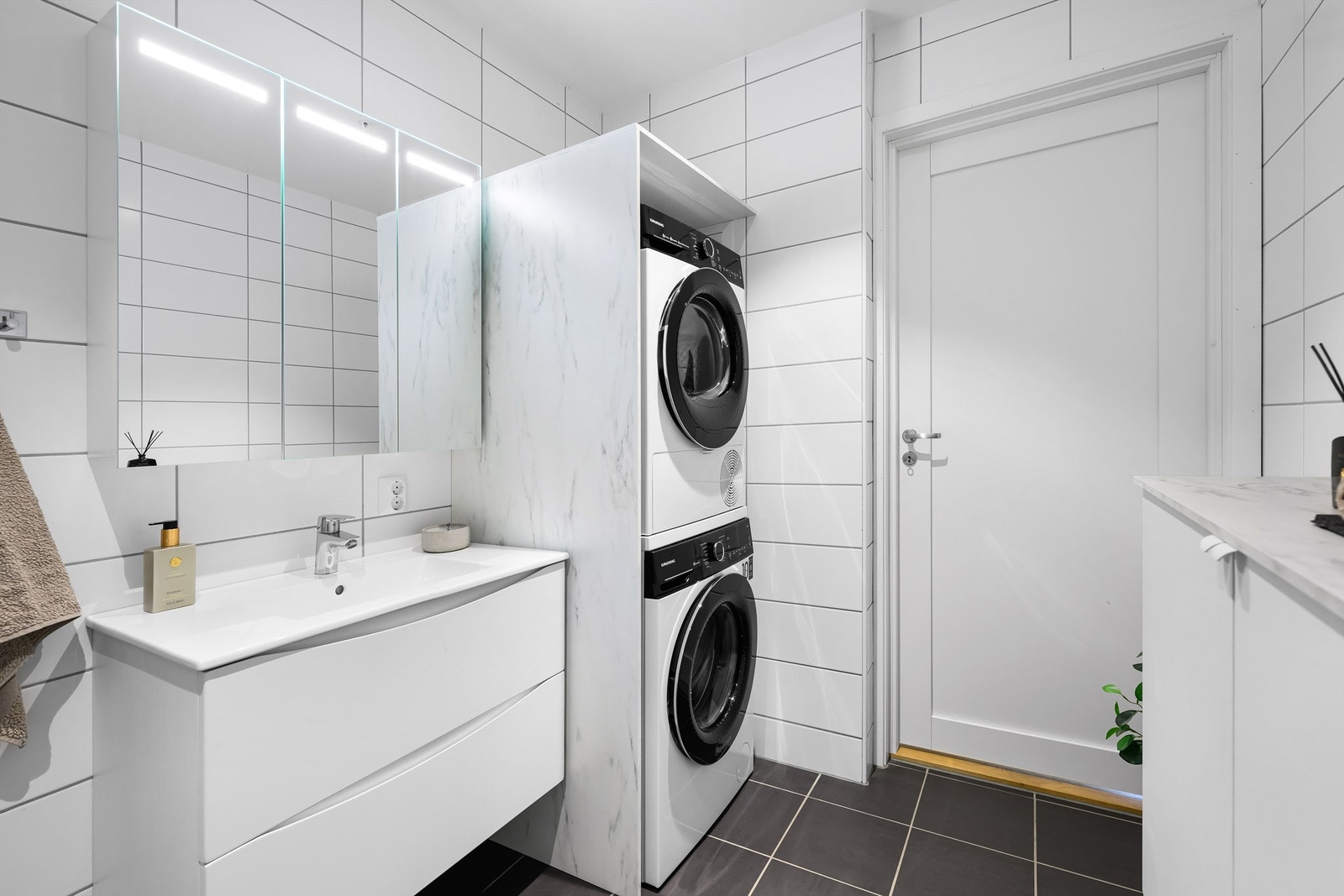 Helfliset baderom med opplegg for vaskemaskin og tørketrommel. Galleribilde