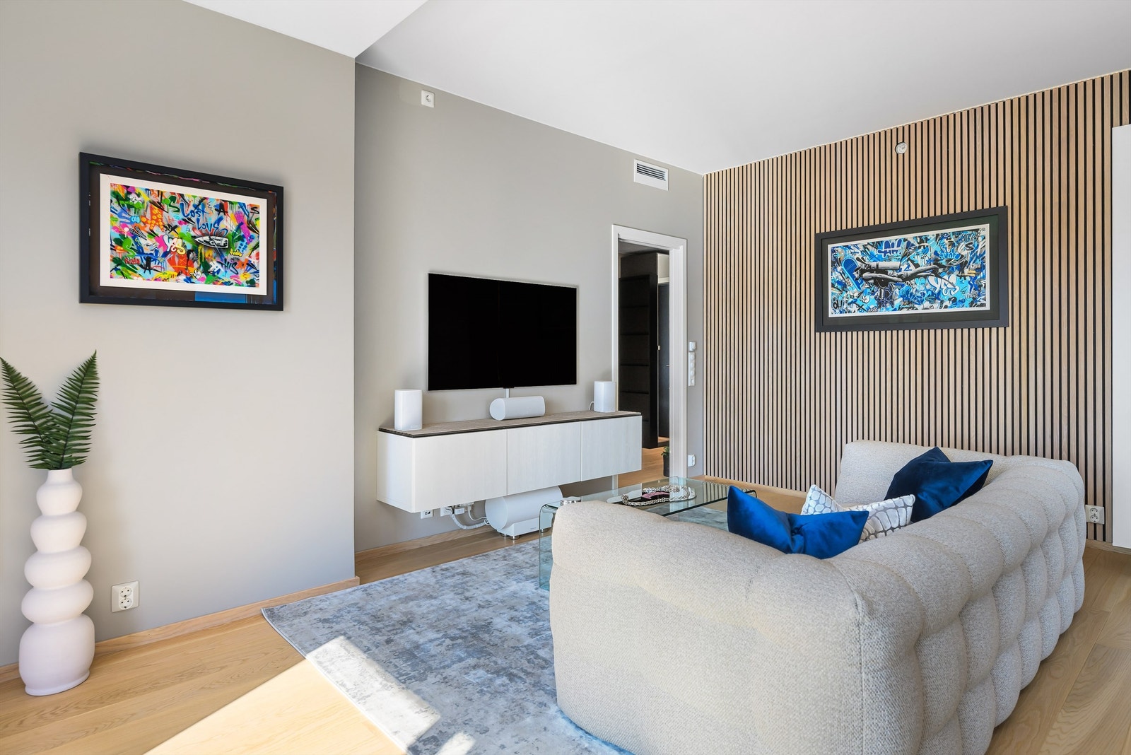 Moderne spilevegg skaper en naturlig brytning. Galleribilde