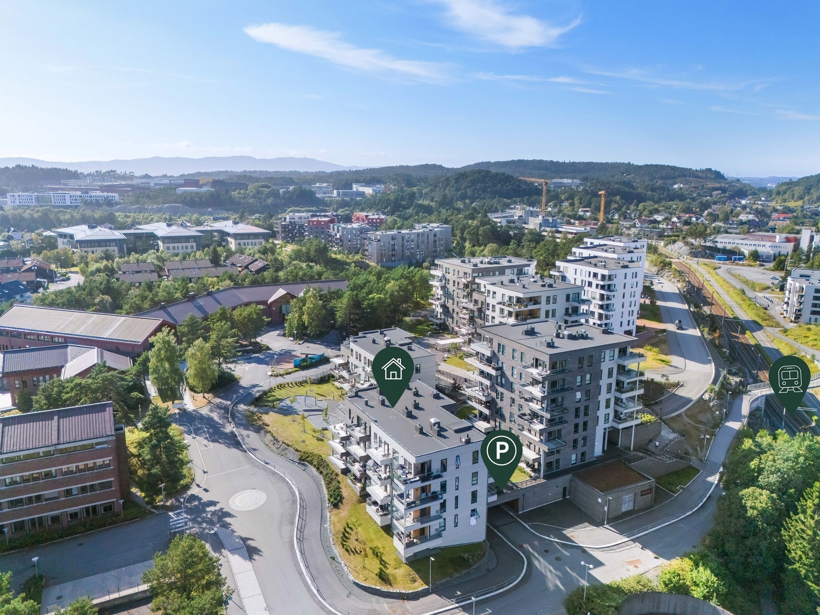 Innkjøring til garasje på forsiden av bygget. Bybane sporet ser du til høyre i bildet. Galleribilde