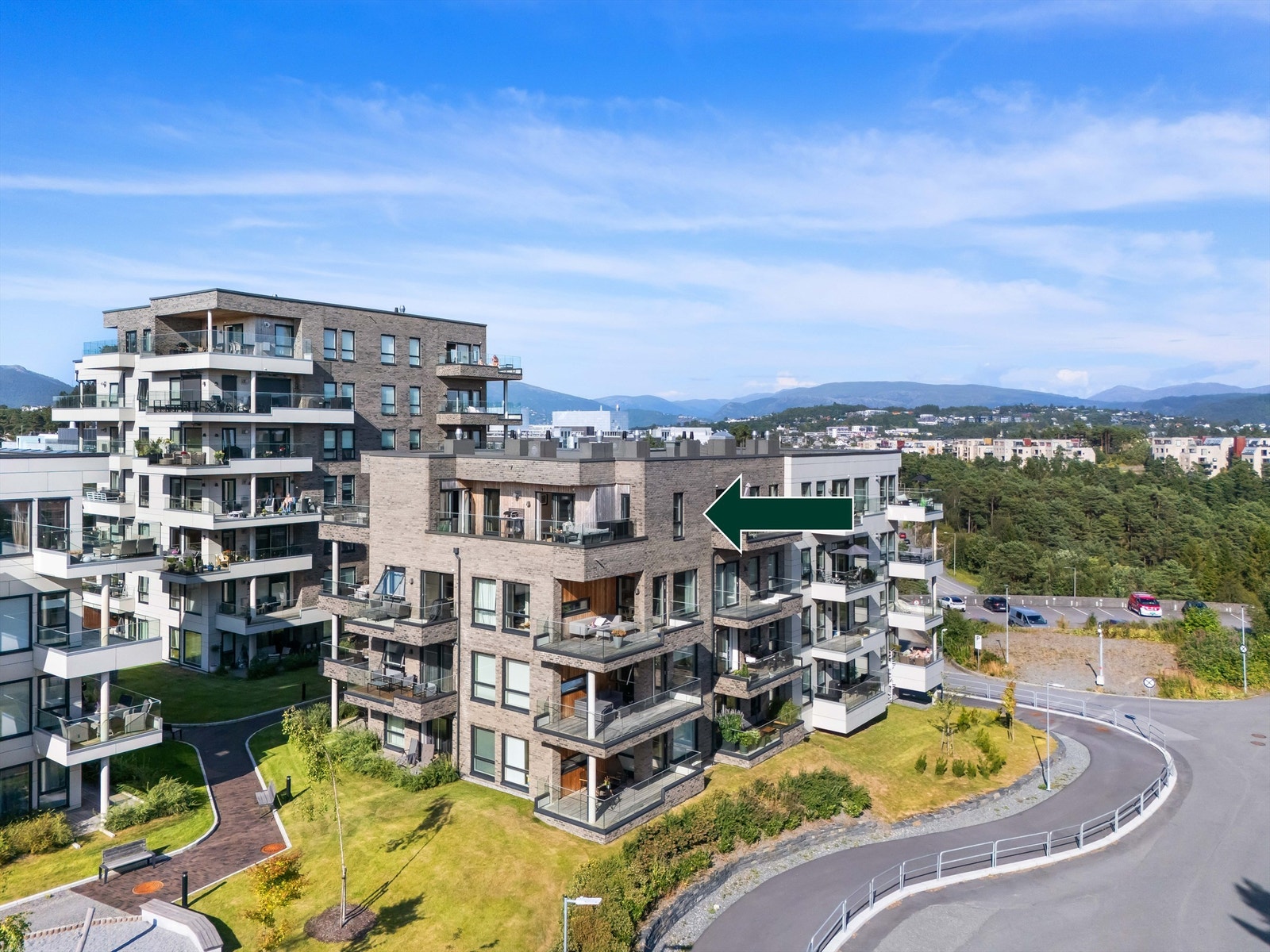 Strøken toppleilighet med parkering, heis og solrik uteplass. Galleribilde