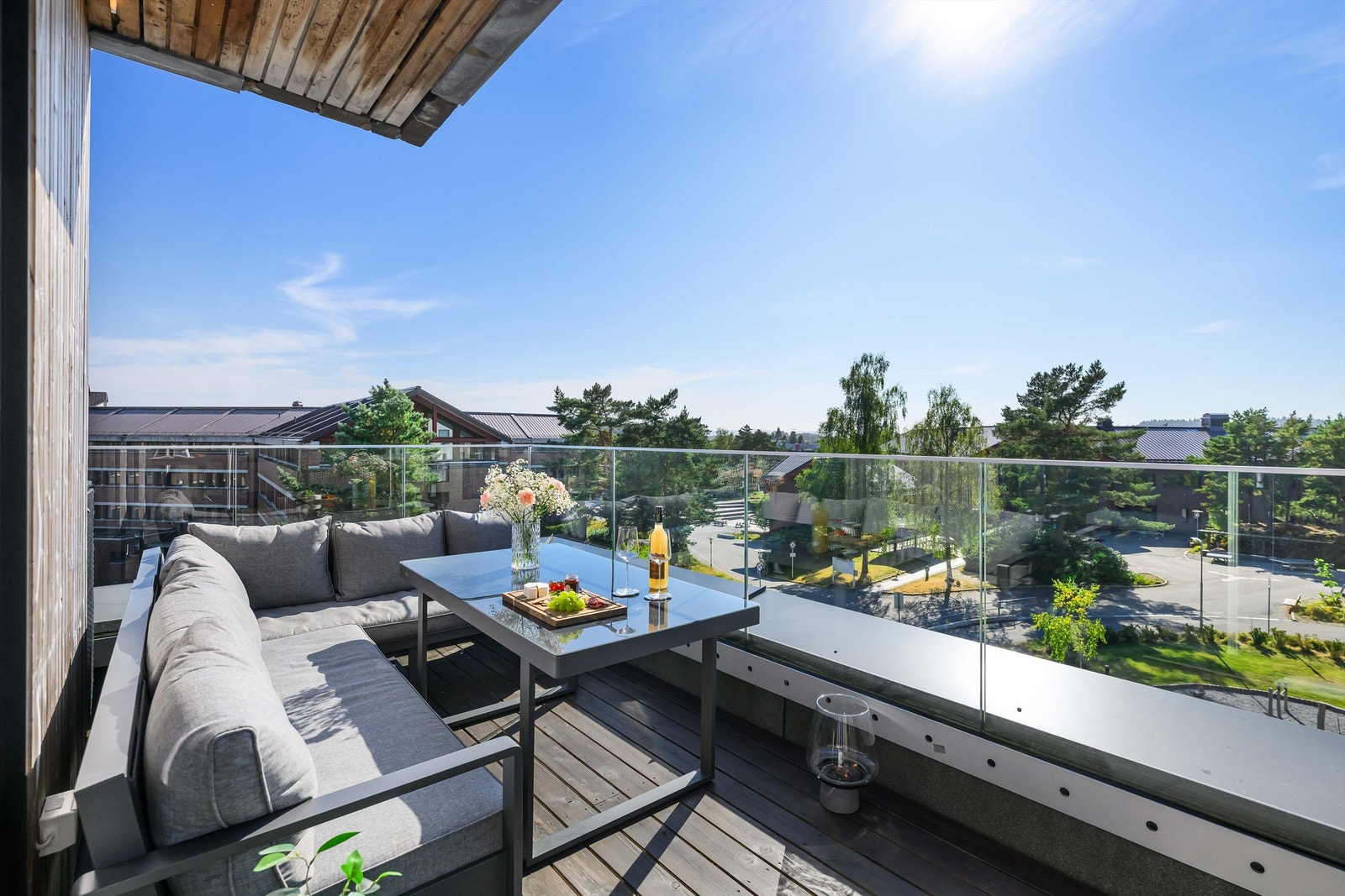 Glassrekkverk gir et moderne uttrykk og utsikt utover nabolaget. Galleribilde